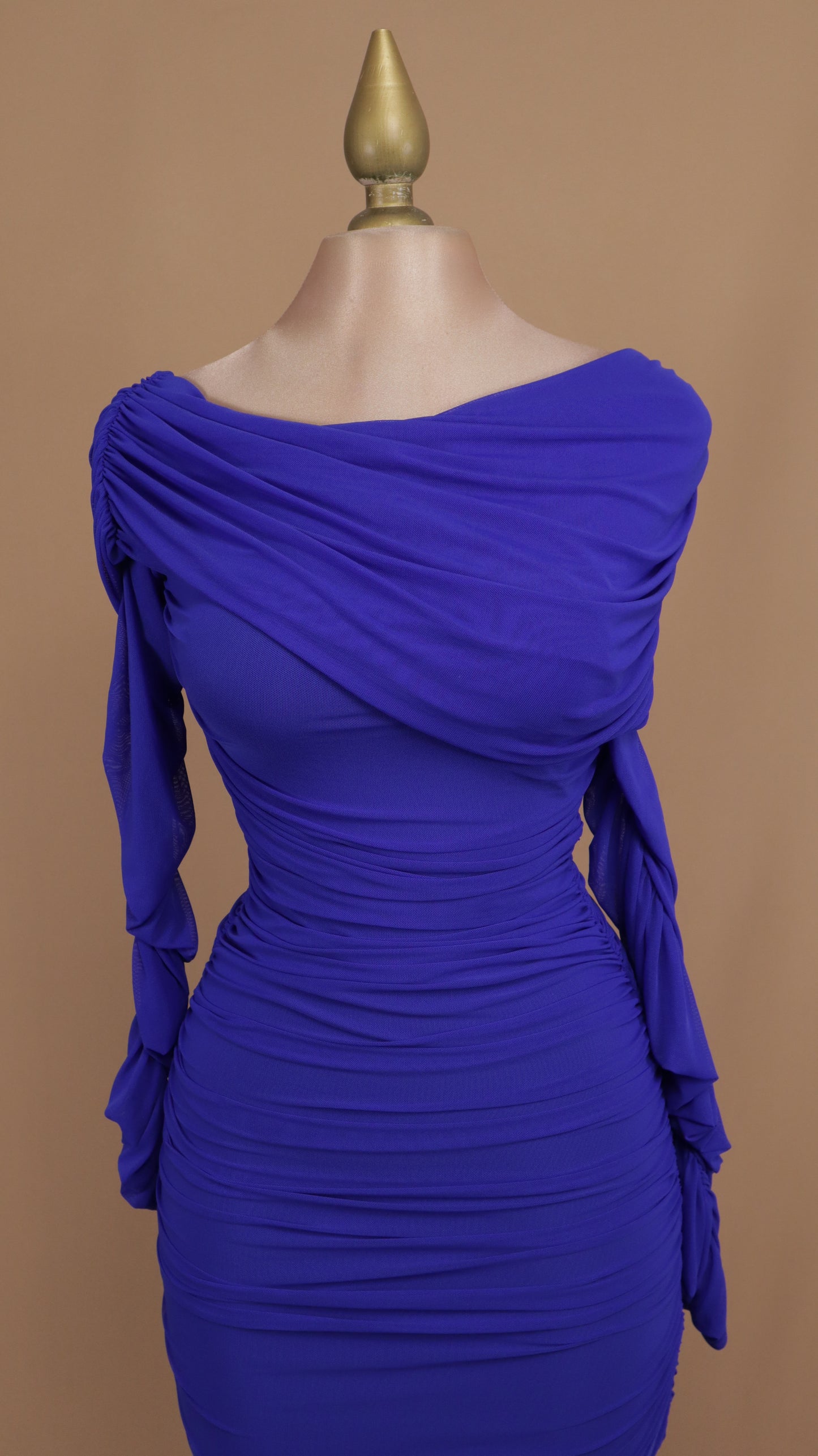 Vestido midi al hombro pegadito con manga larga