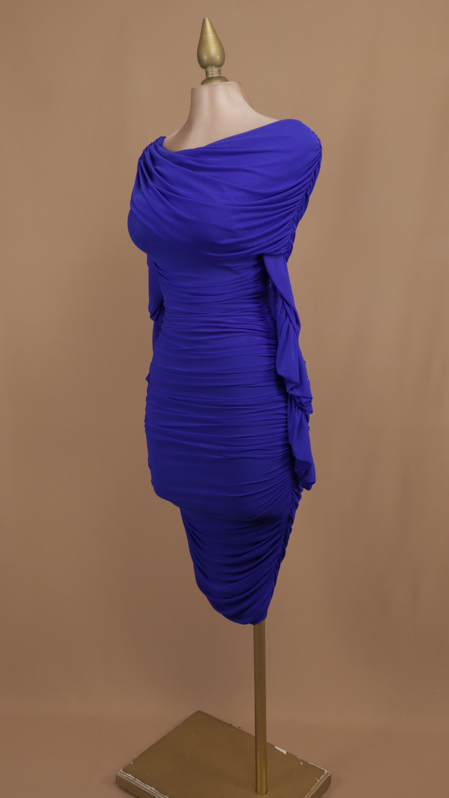 Vestido midi al hombro pegadito con manga larga