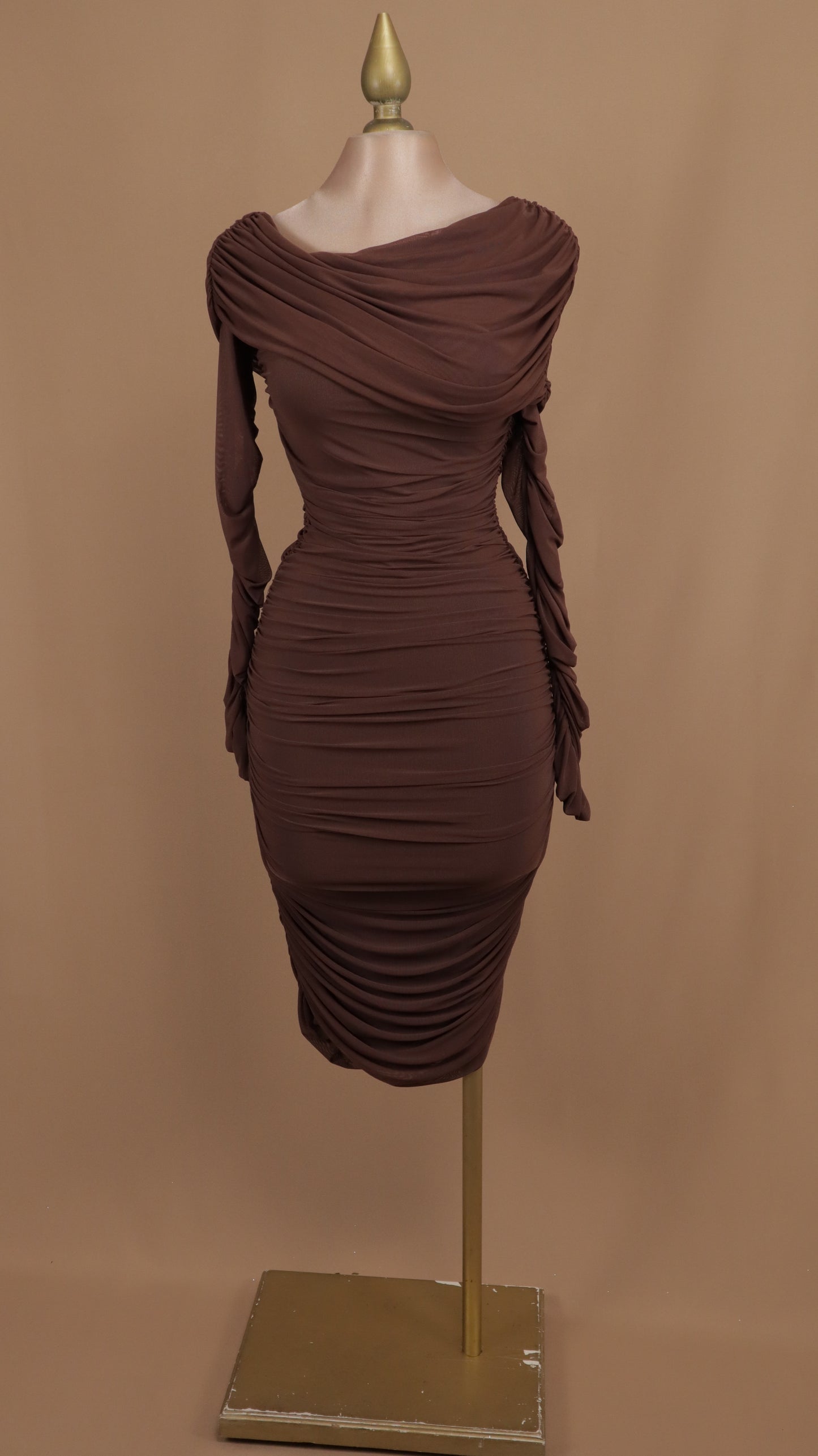 Vestido midi al hombro pegadito con manga larga