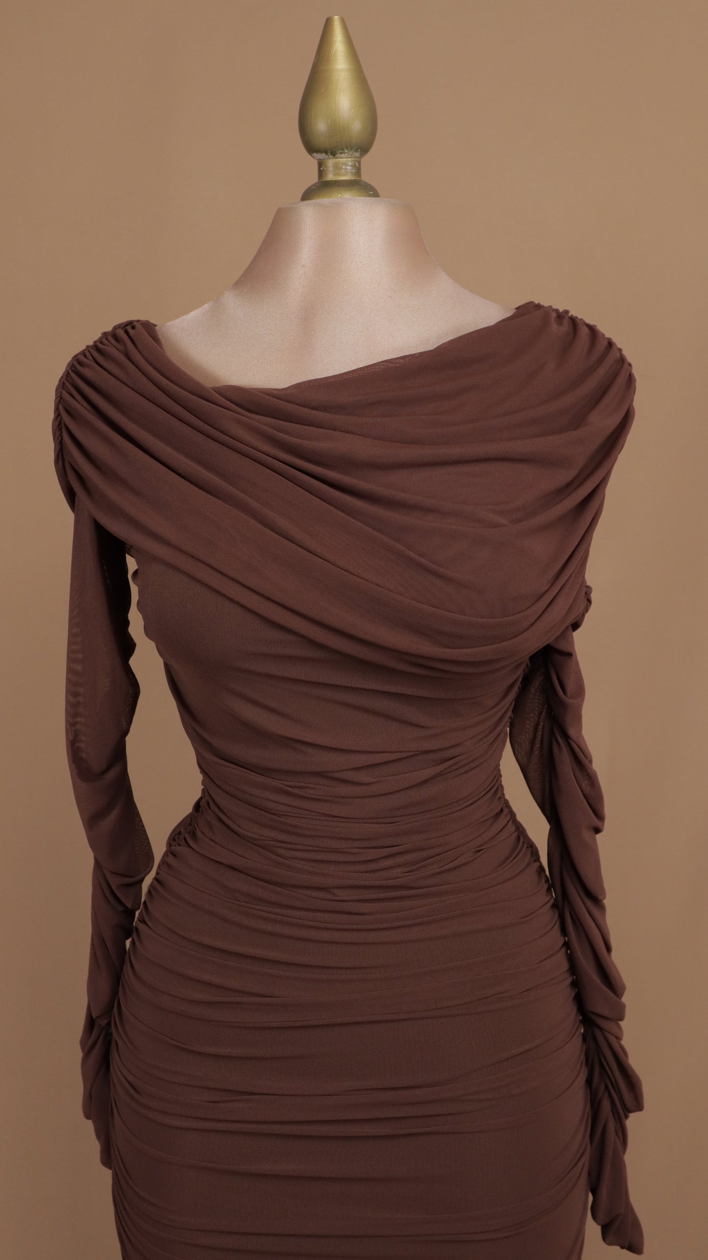 Vestido midi al hombro pegadito con manga larga