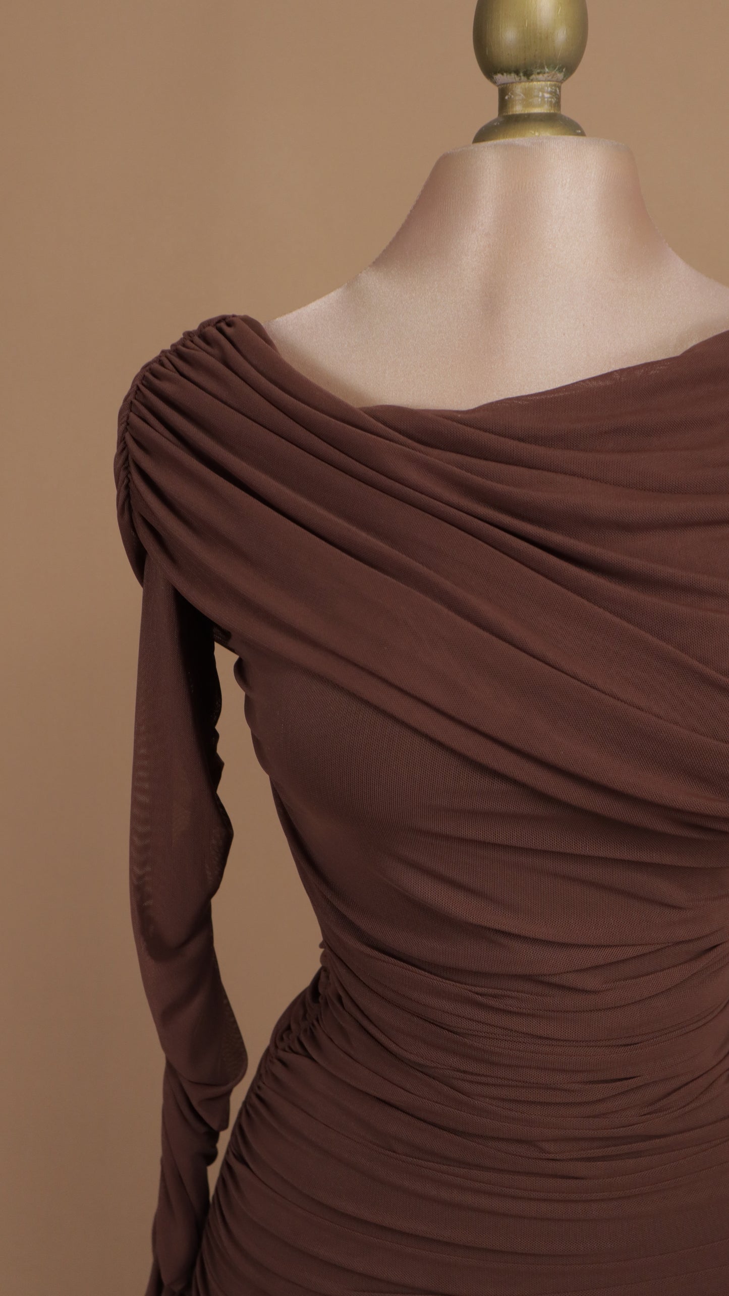 Vestido midi al hombro pegadito con manga larga