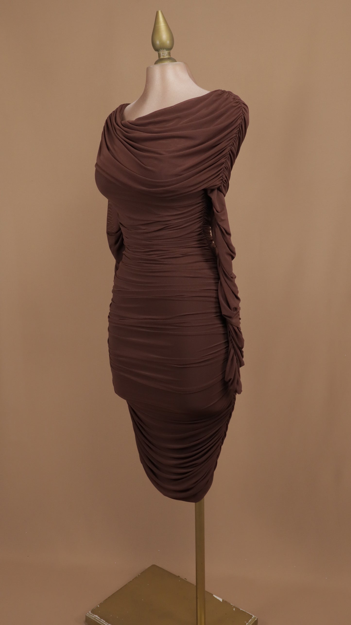 Vestido midi al hombro pegadito con manga larga