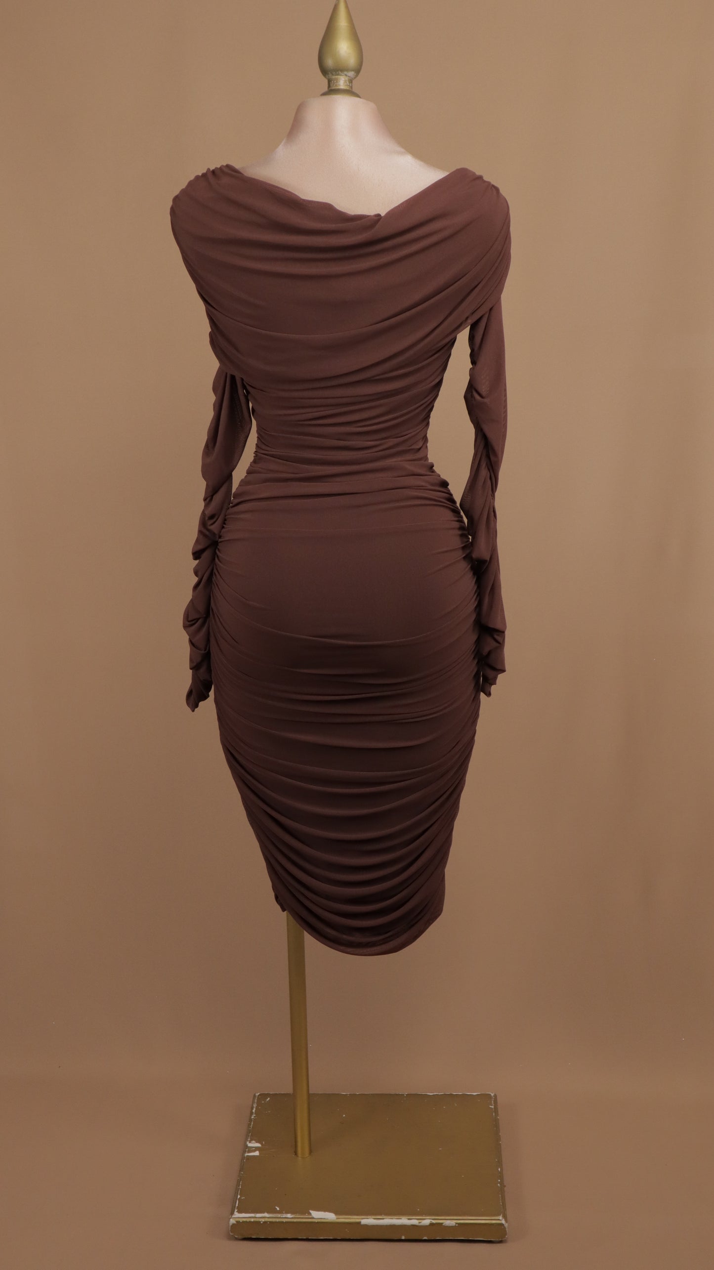 Vestido midi al hombro pegadito con manga larga