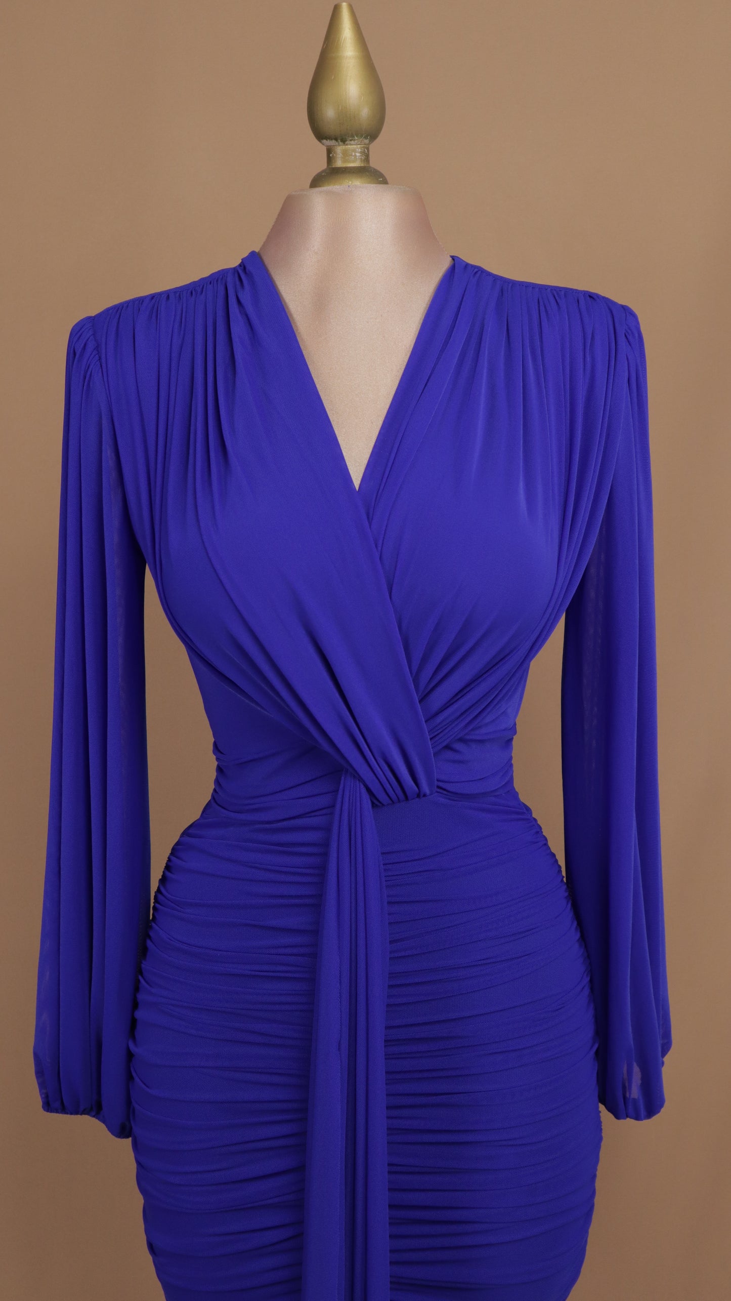 Vestido midi manga larga con escote en V