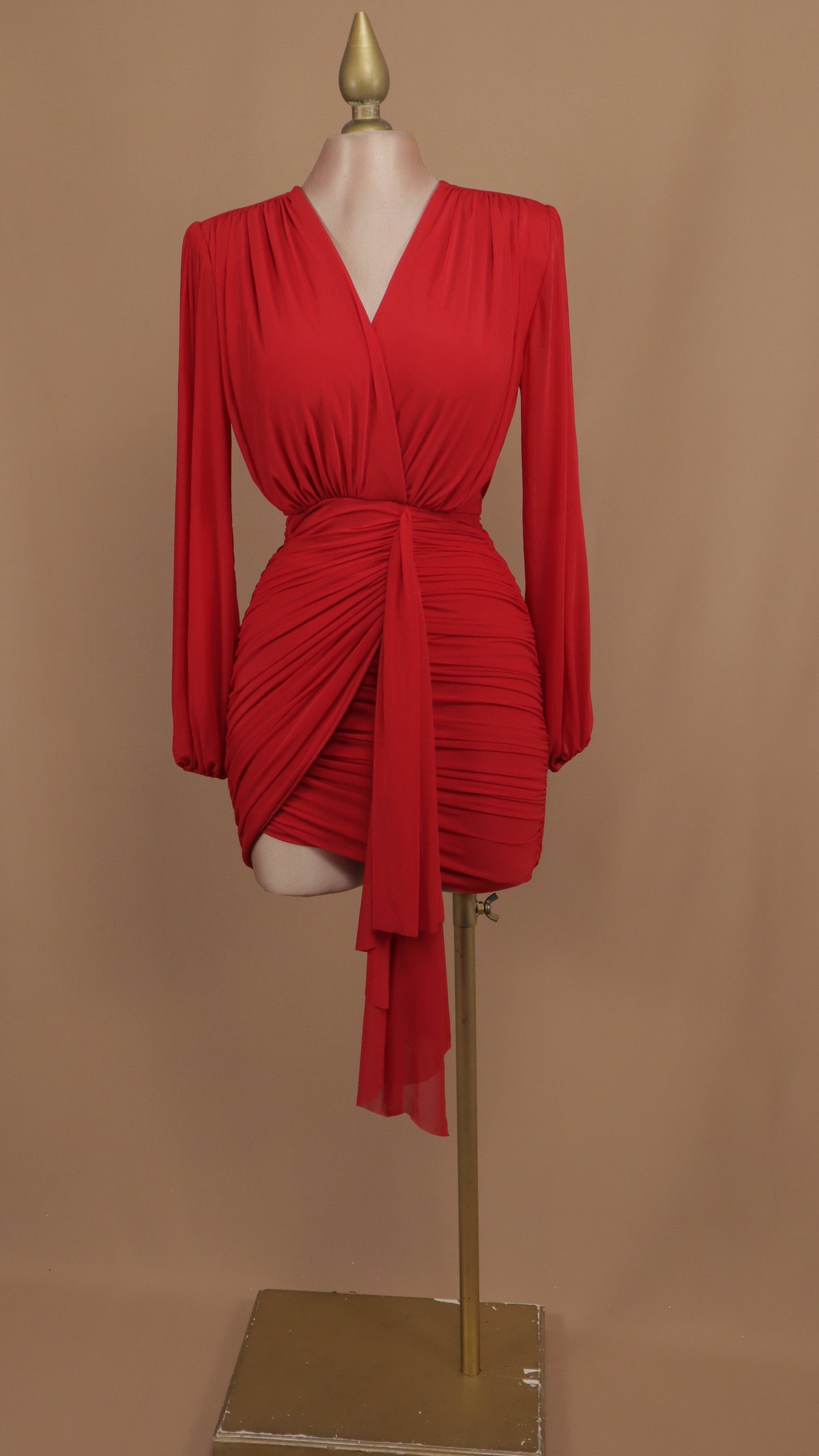 Vestido corto manga larga con escote en V y fresco