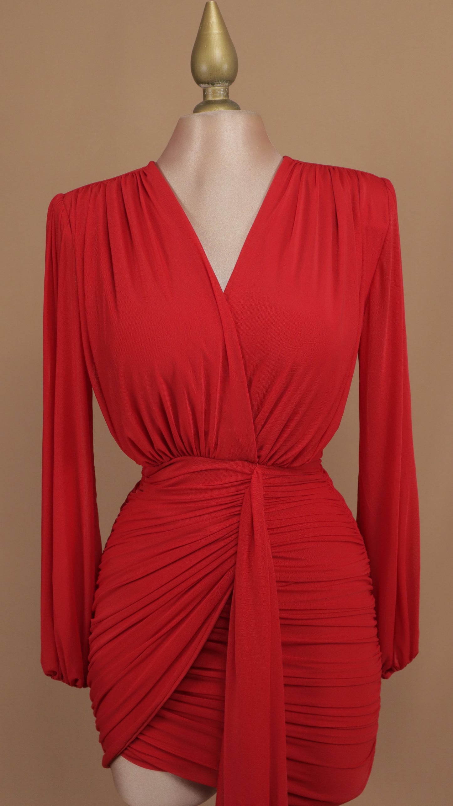 Vestido corto manga larga con escote en V y fresco