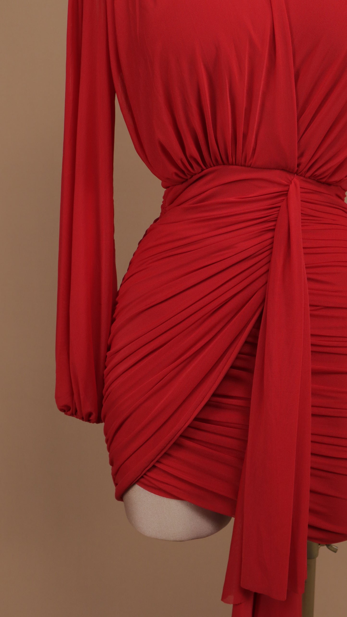 Vestido corto manga larga con escote en V y fresco