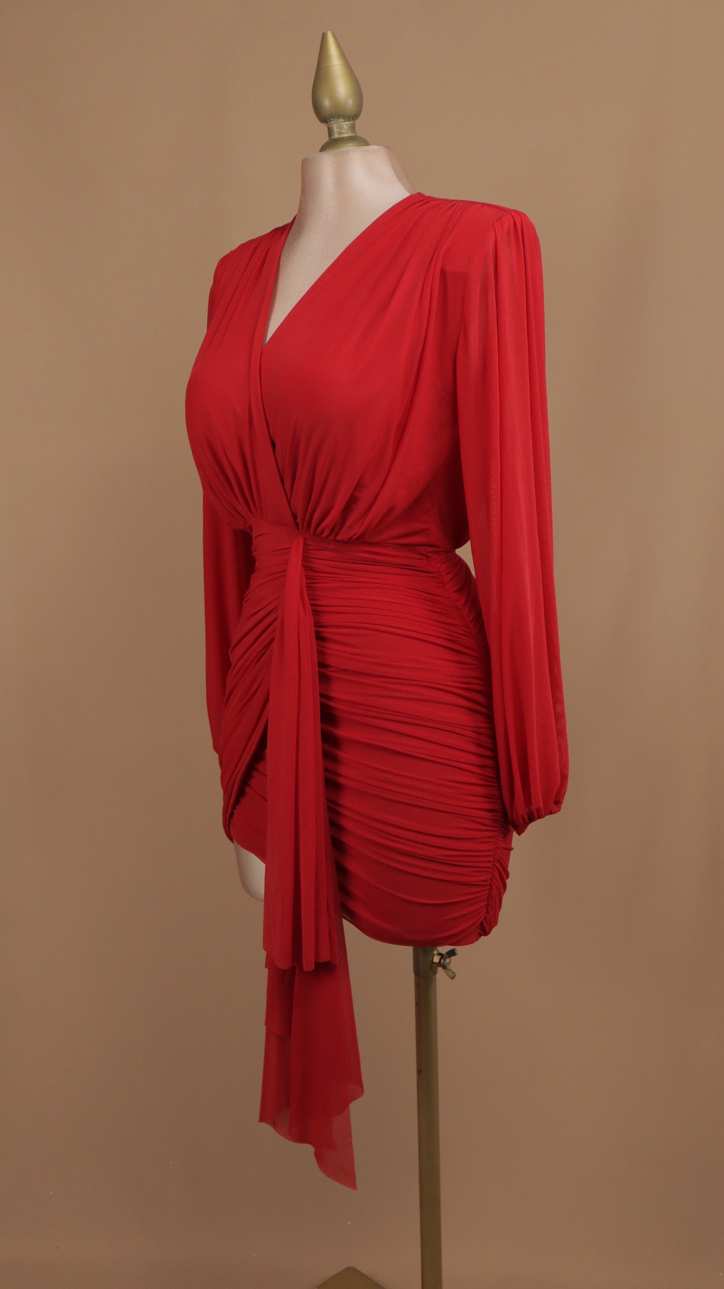 Vestido corto manga larga con escote en V y fresco