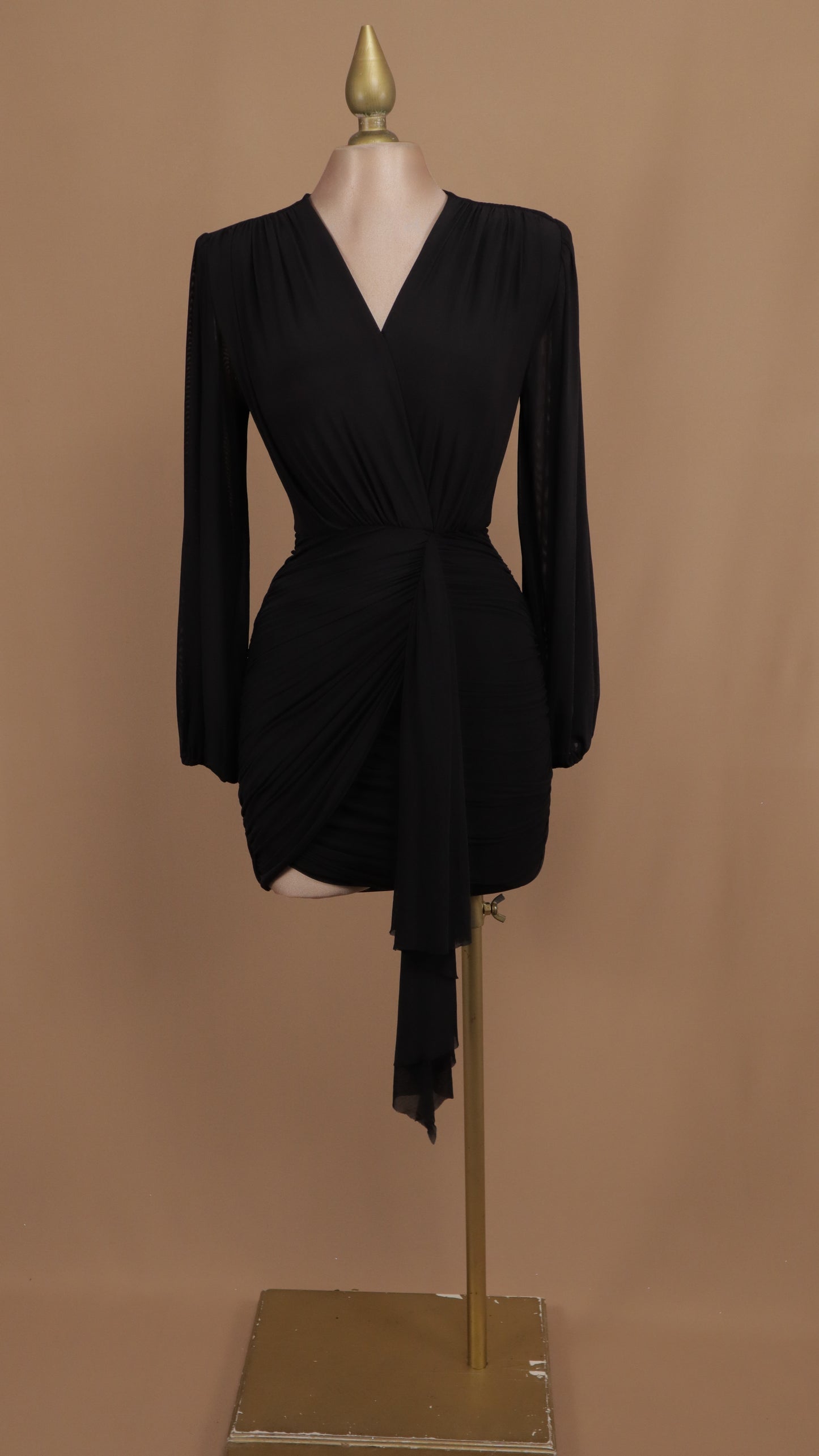 Vestido corto manga larga con escote en V y fresco