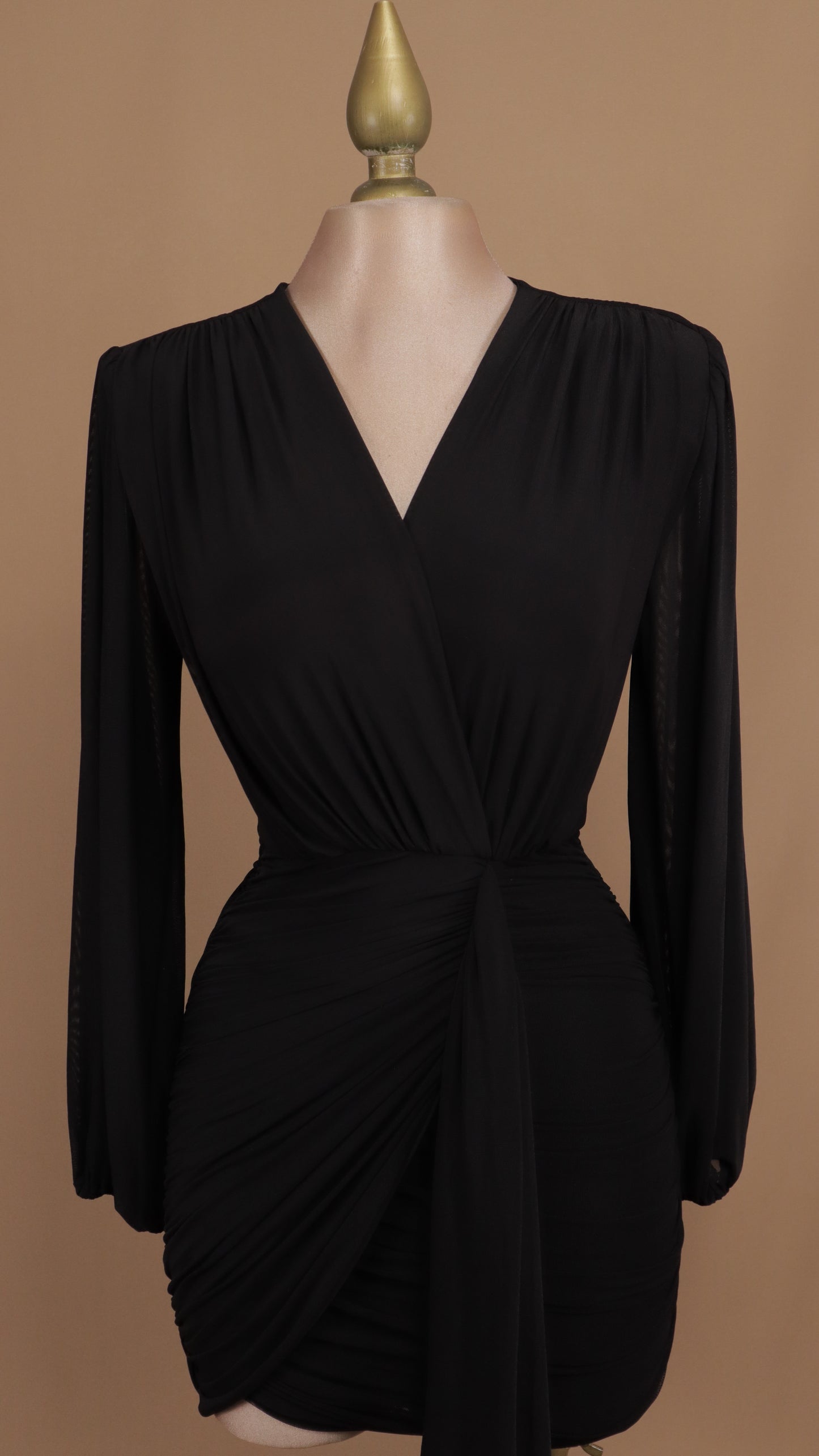 Vestido corto manga larga con escote en V y fresco