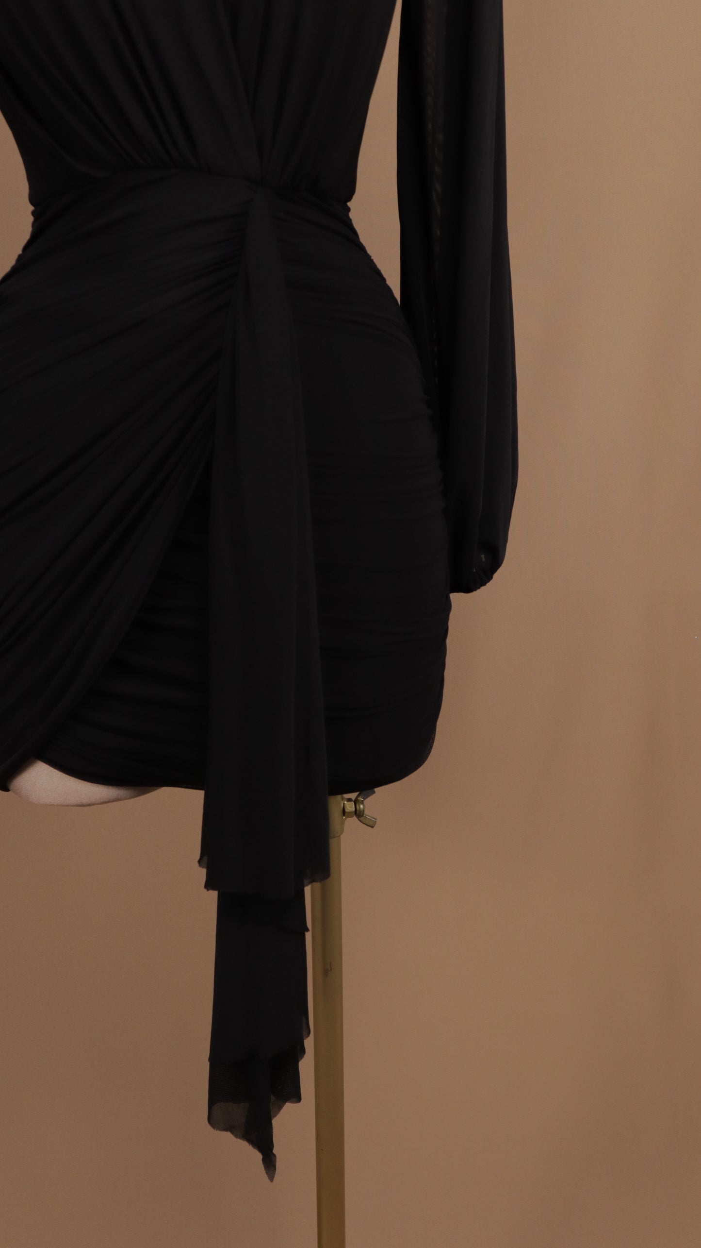 Vestido corto manga larga con escote en V y fresco