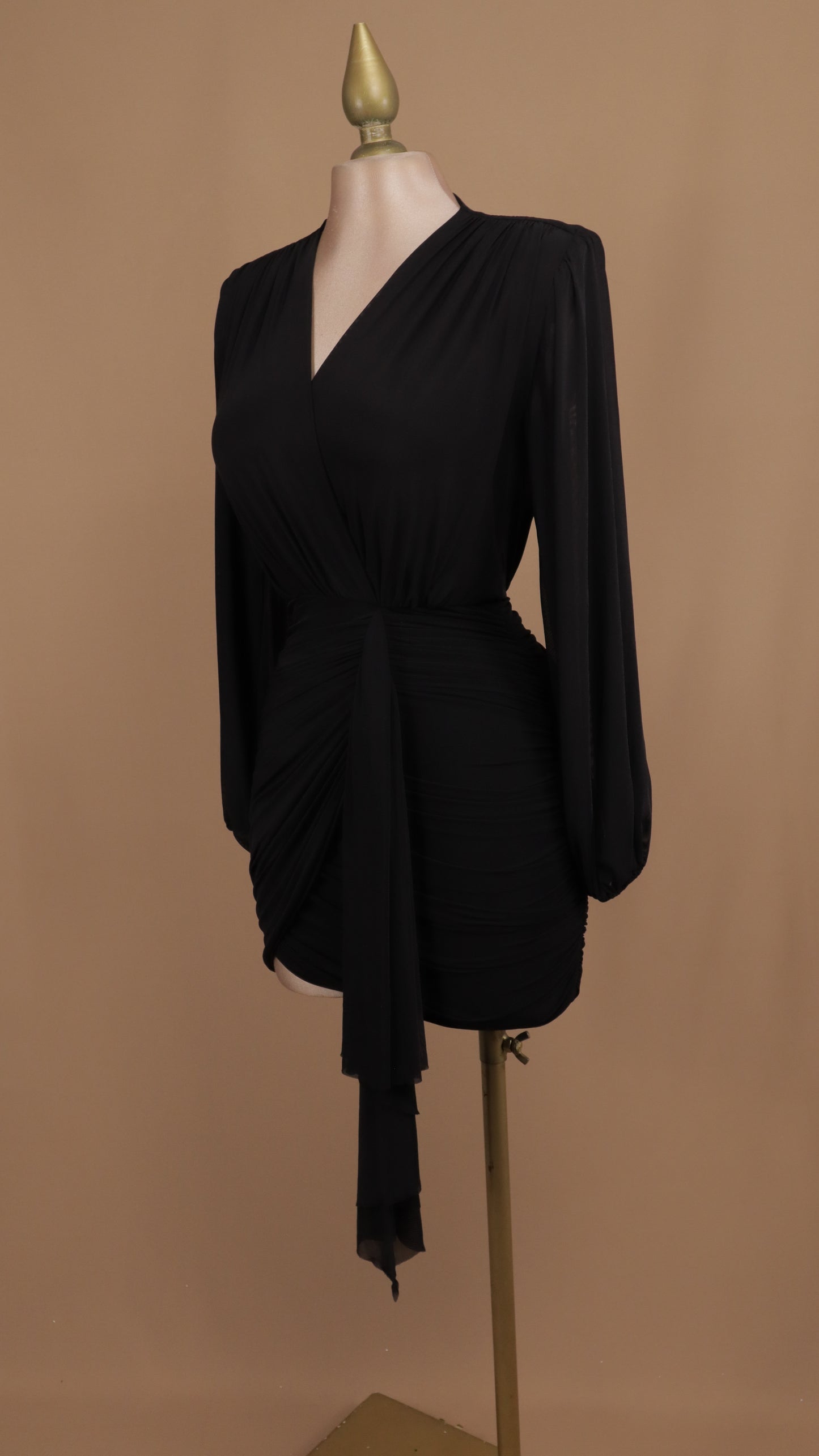 Vestido corto manga larga con escote en V y fresco