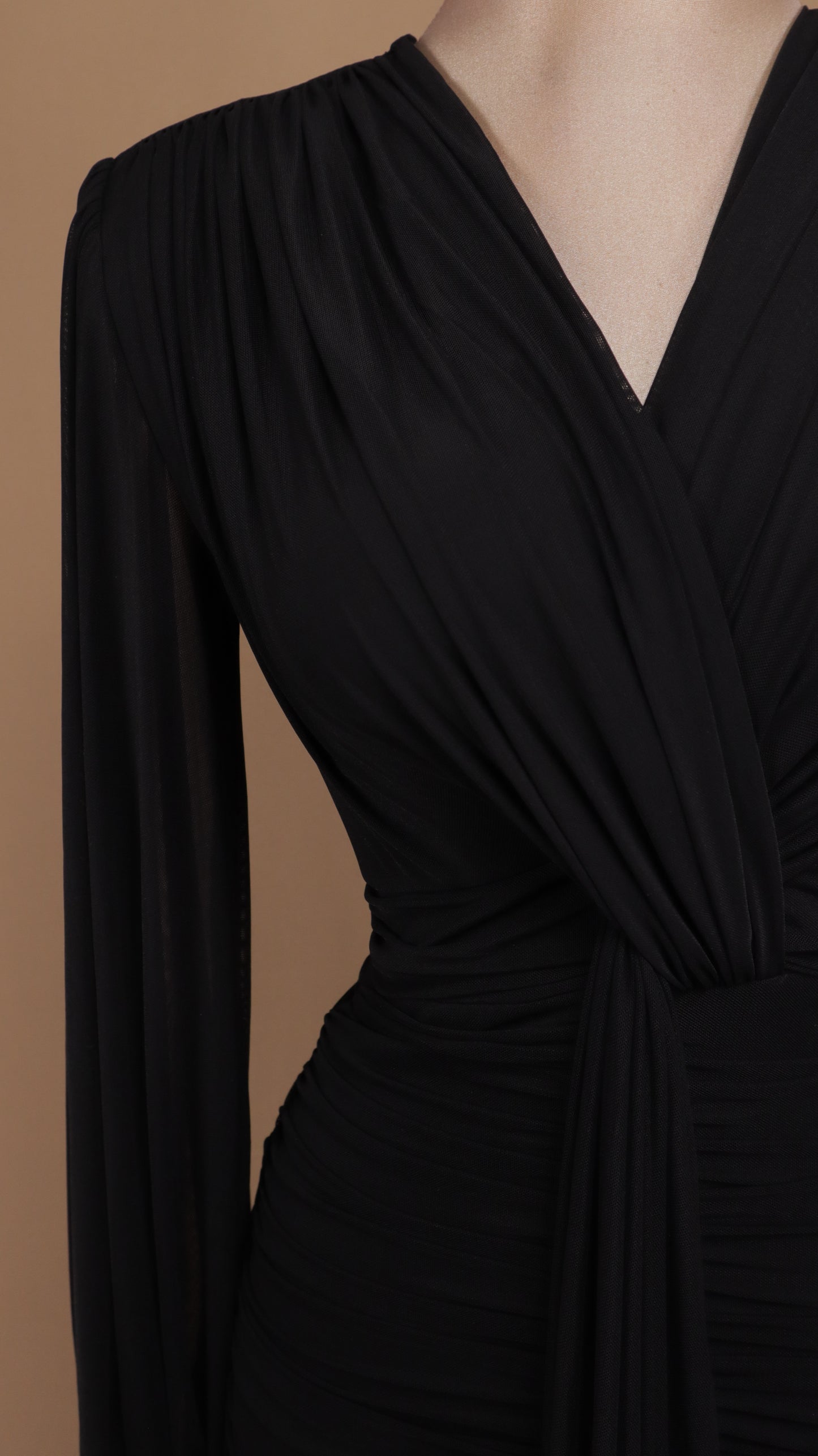 Vestido midi manga larga con escote en V