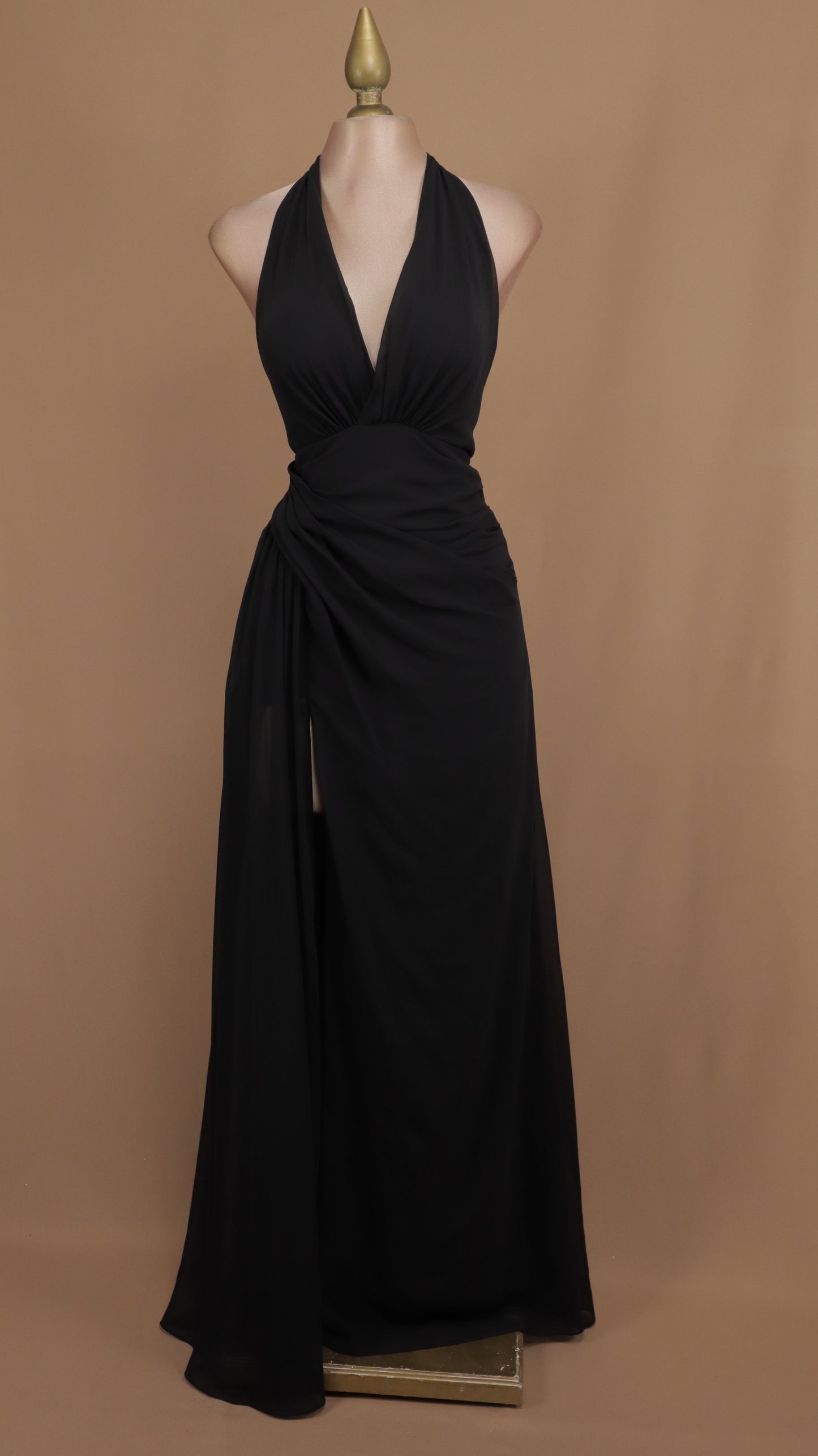 Vestido largo cuello halter con plisado en cadera