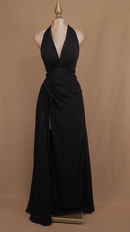 Vestido largo cuello halter con plisado en cadera