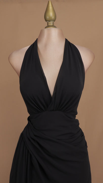 Vestido largo cuello halter con plisado en cadera