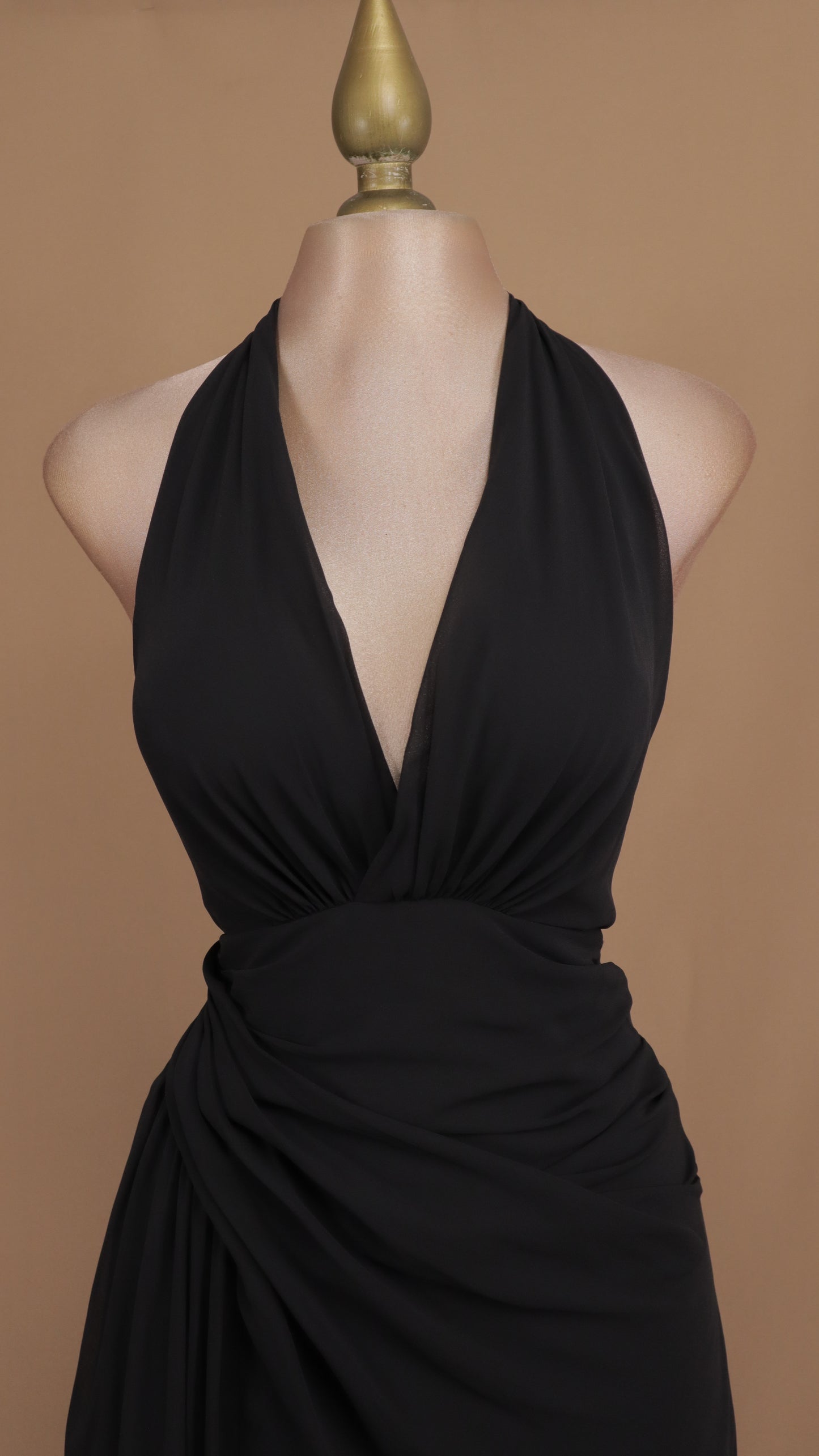 Vestido largo cuello halter con plisado en cadera