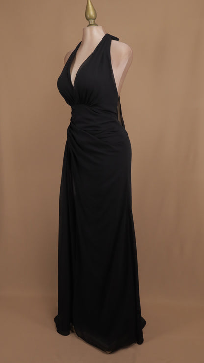 Vestido largo cuello halter con plisado en cadera