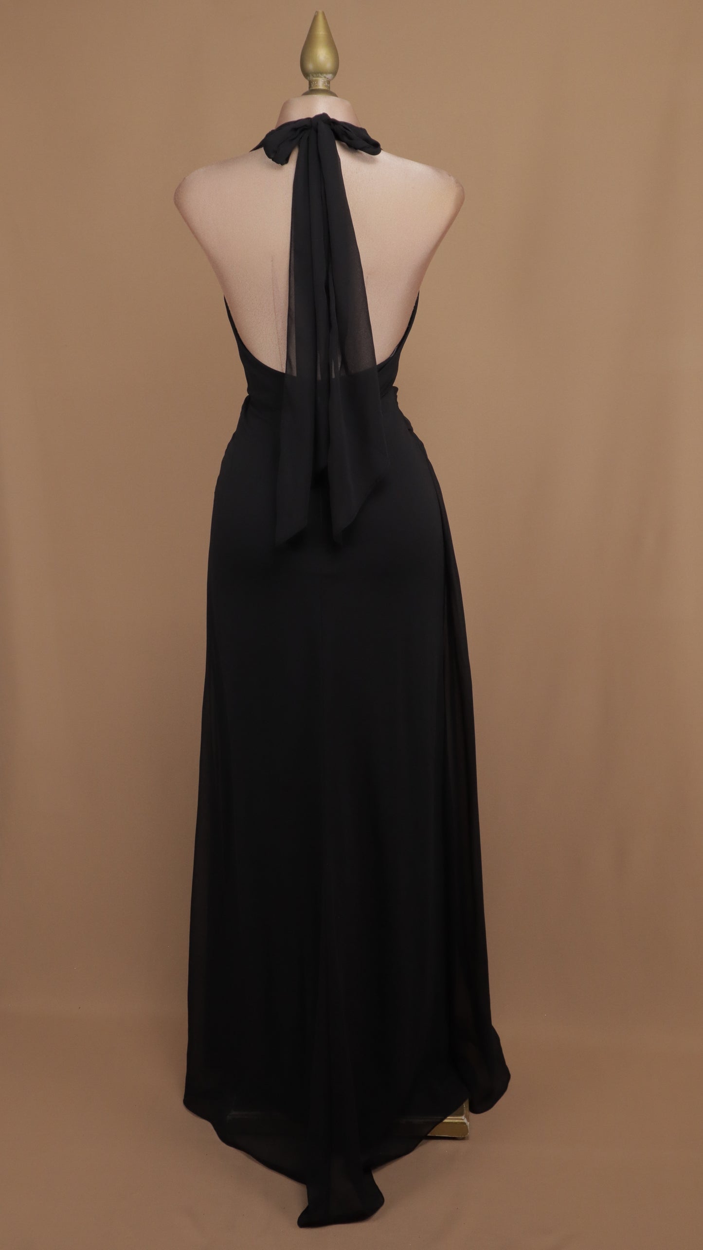 Vestido largo cuello halter con plisado en cadera