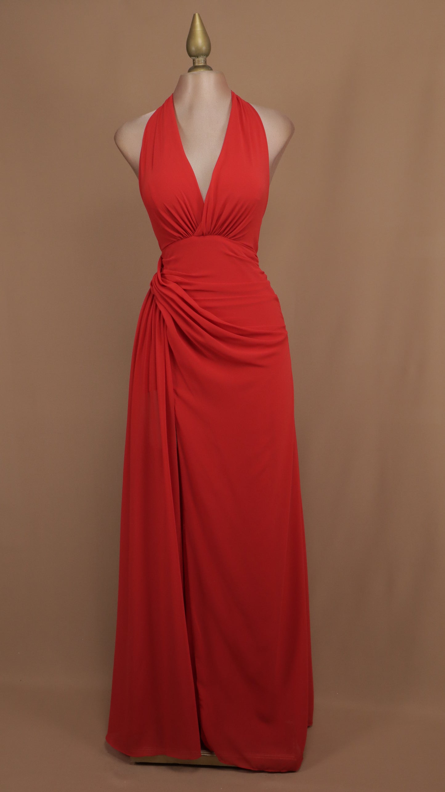 Vestido largo cuello halter con plisado en cadera