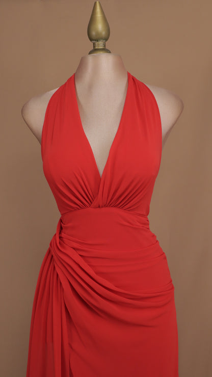 Vestido largo cuello halter con plisado en cadera