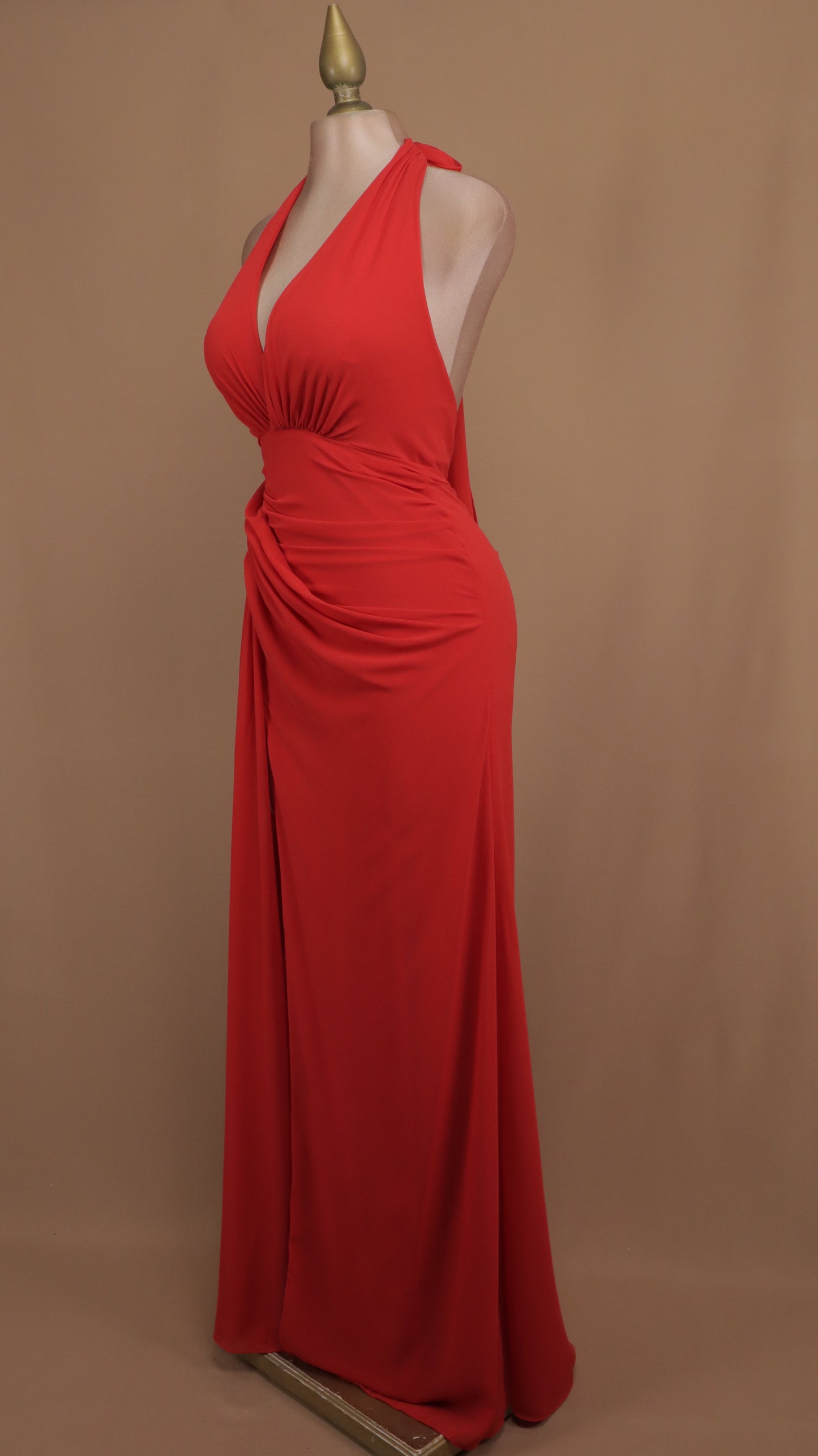 Vestido largo cuello halter con plisado en cadera