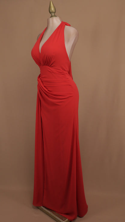 Vestido largo cuello halter con plisado en cadera