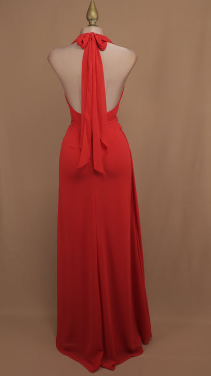 Vestido largo cuello halter con plisado en cadera