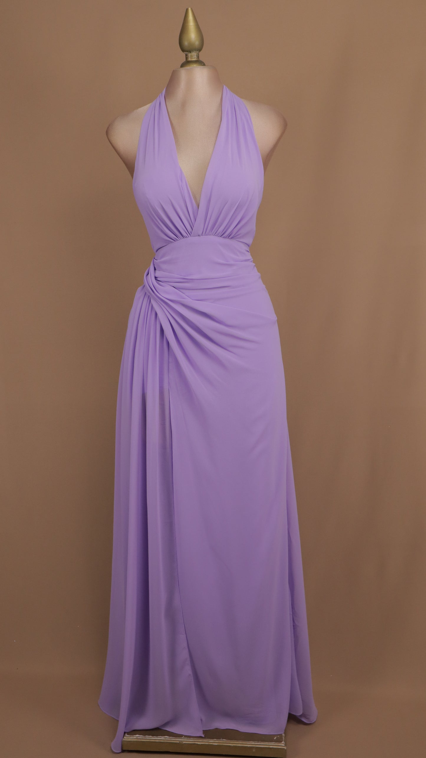 Vestido largo cuello halter con plisado en cadera