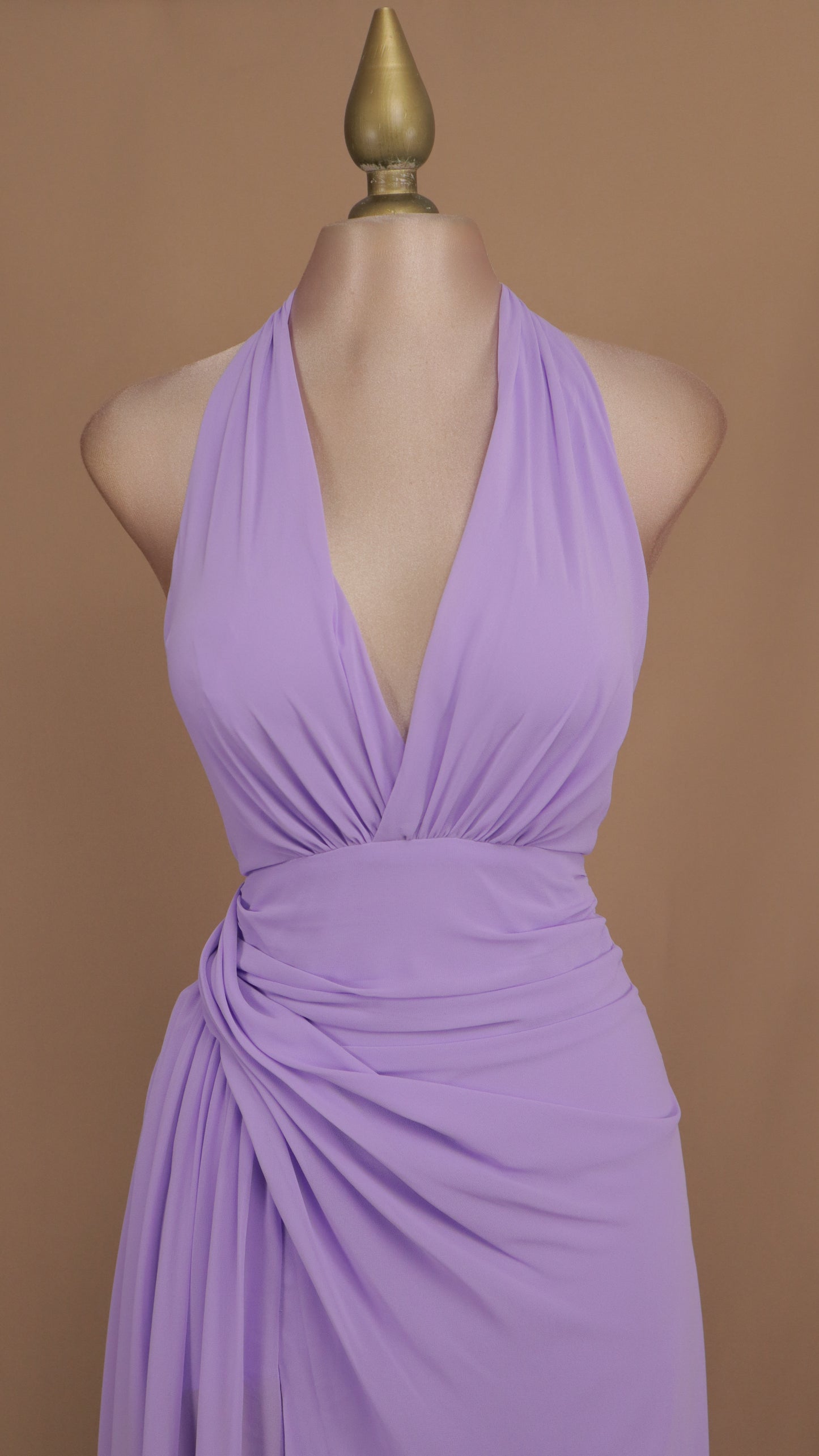 Vestido largo cuello halter con plisado en cadera