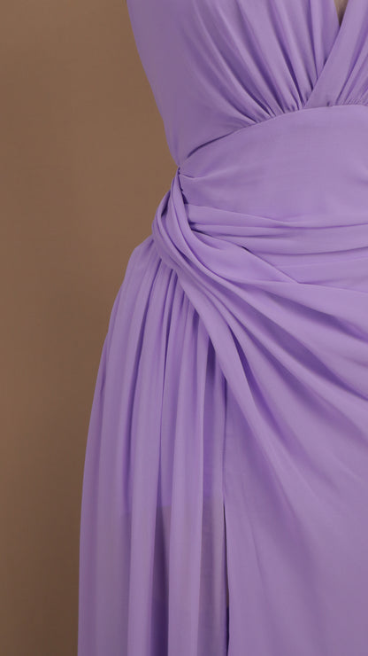 Vestido largo cuello halter con plisado en cadera