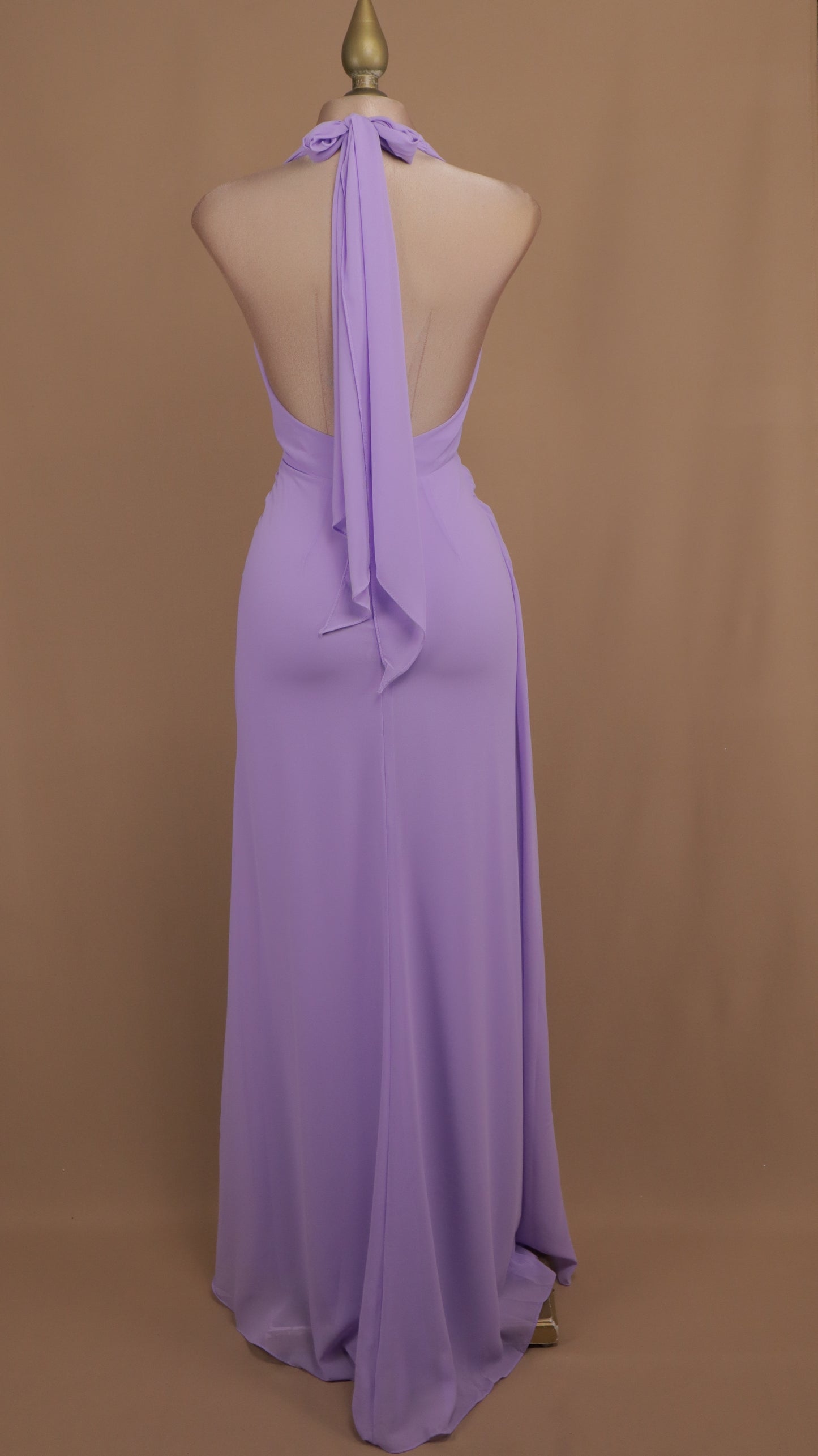 Vestido largo cuello halter con plisado en cadera