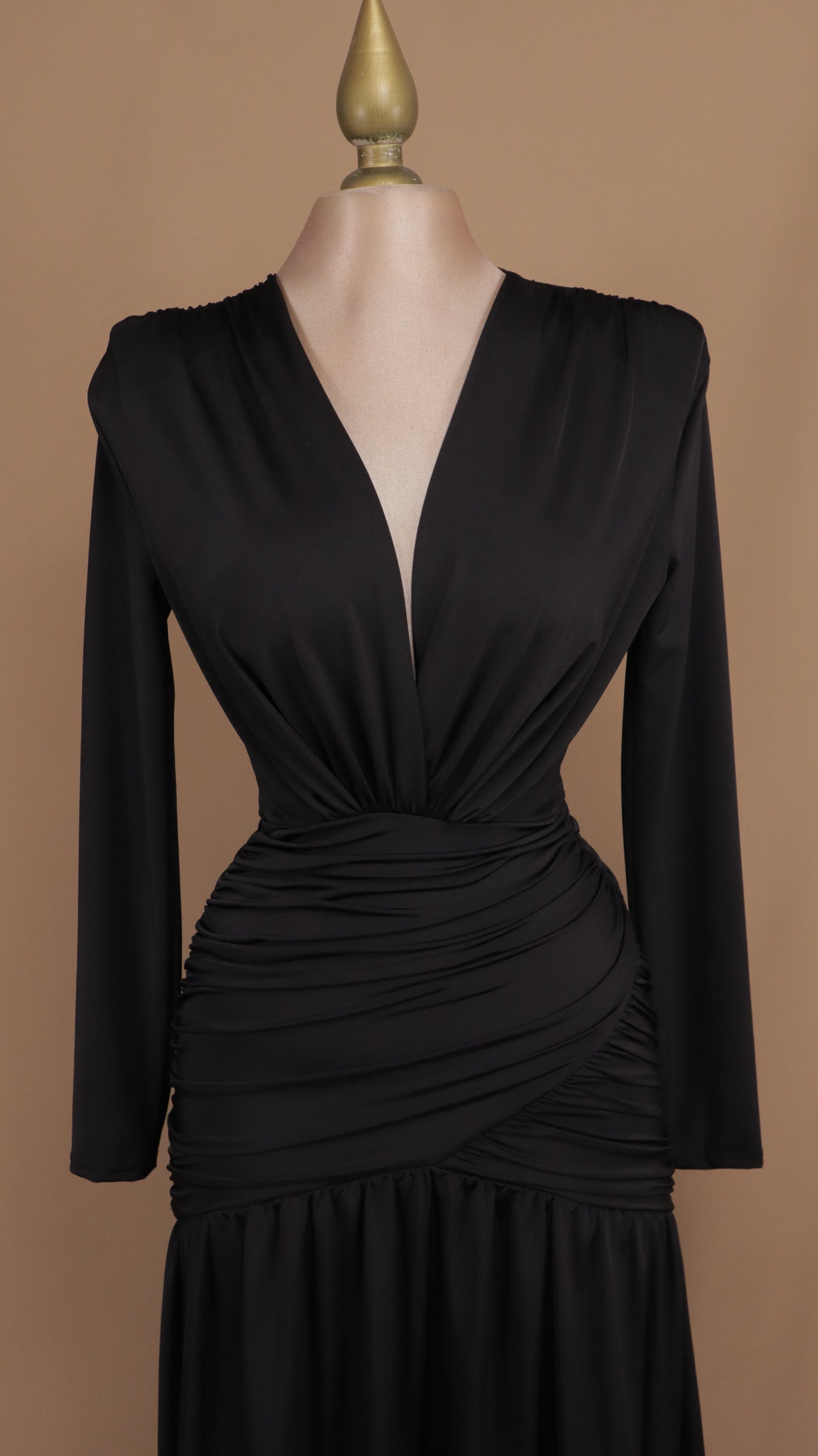 Vestido largo de licra manga larga escote en V