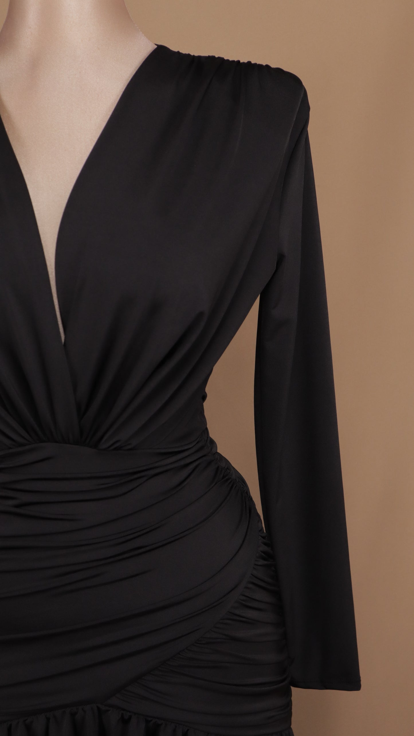 Vestido largo de licra manga larga escote en V