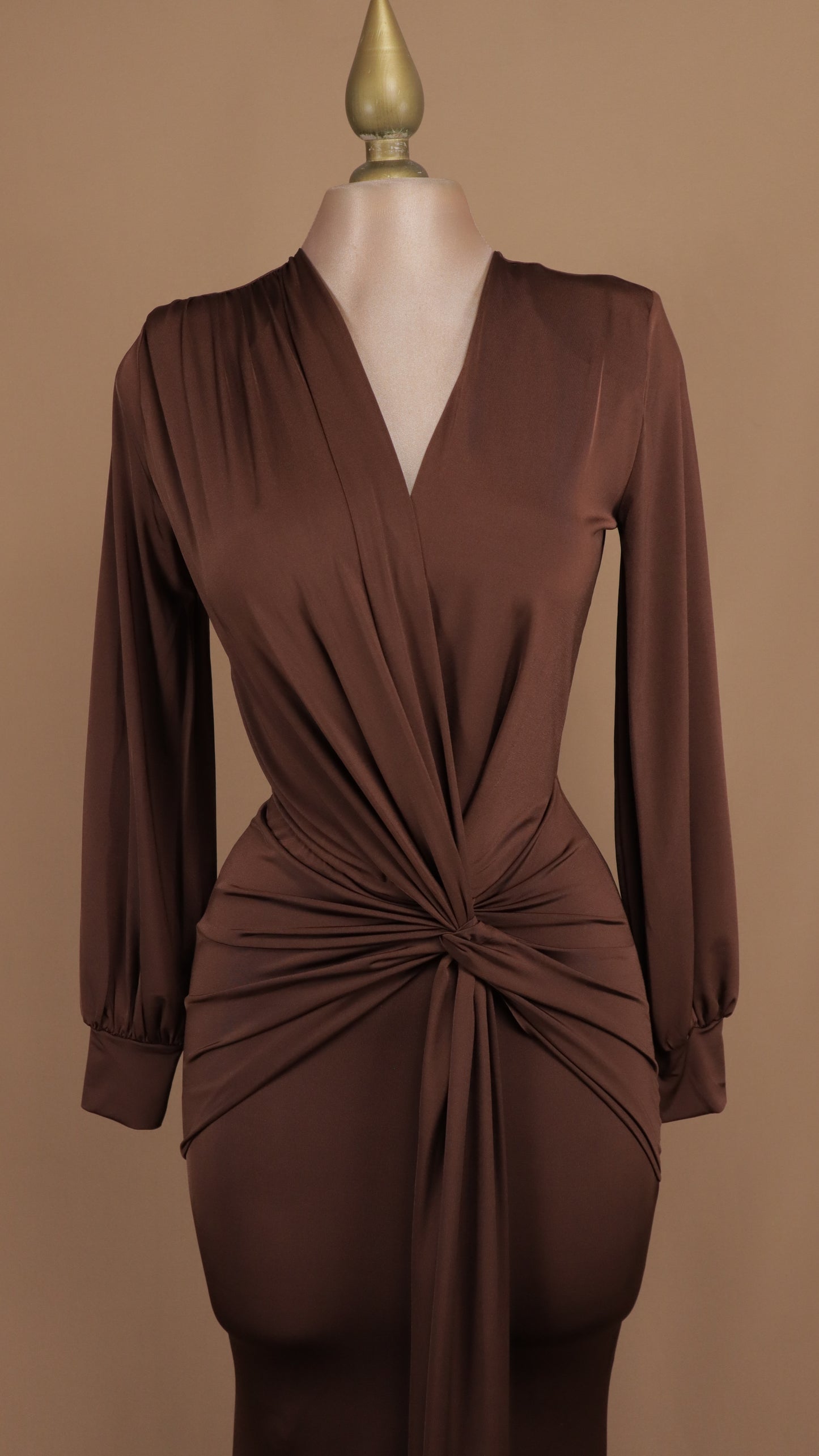 Vestido largo manga larga con nudo en cintura