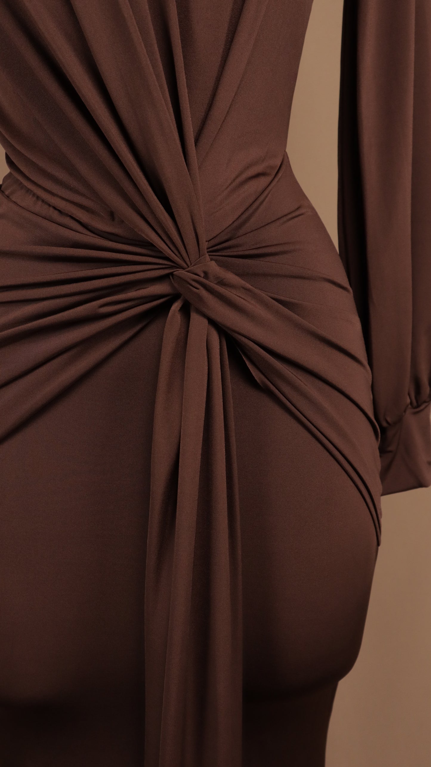 Vestido largo manga larga con nudo en cintura