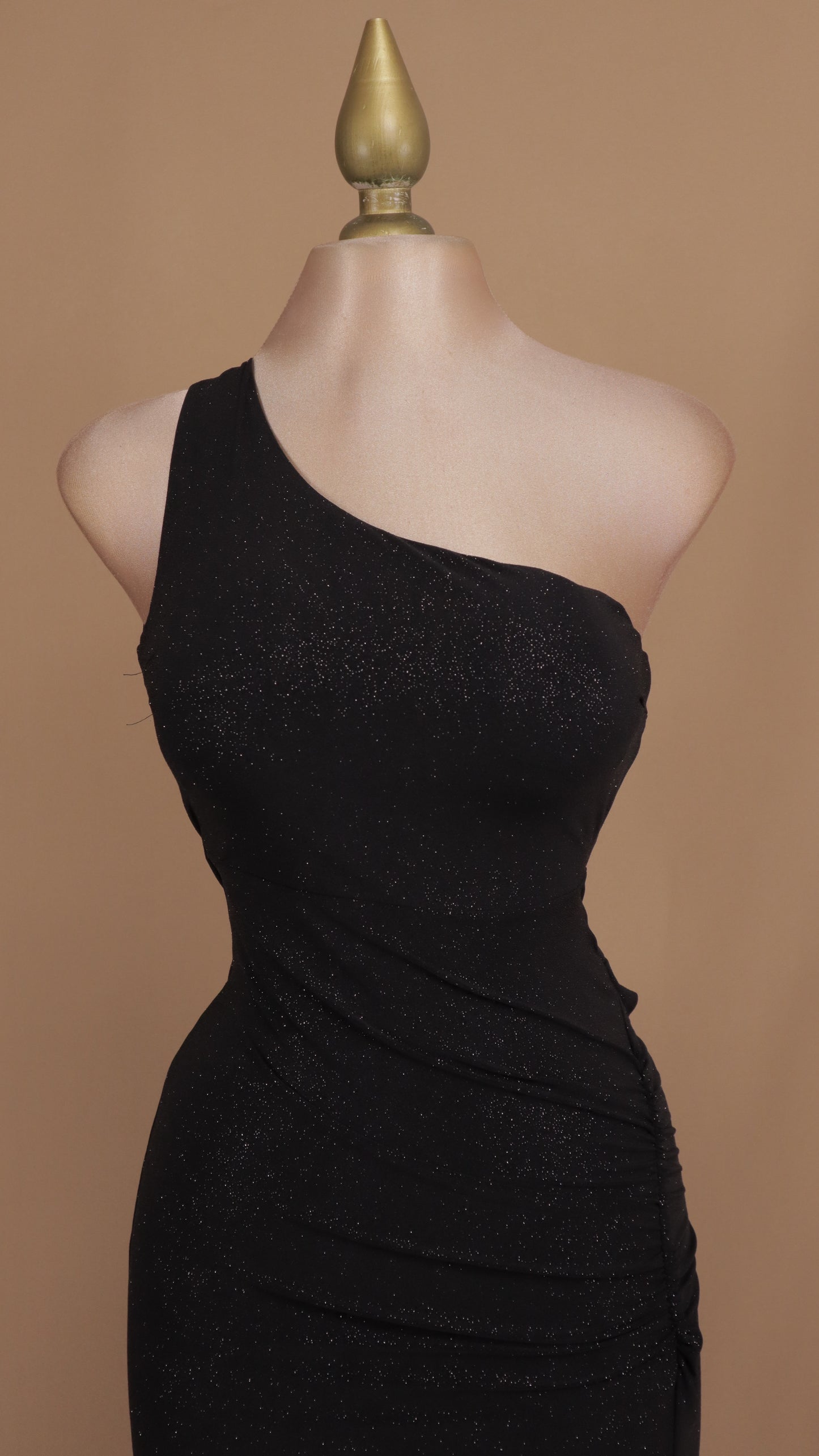 Vestido largo asimétrico con escote en la espalda y destellos