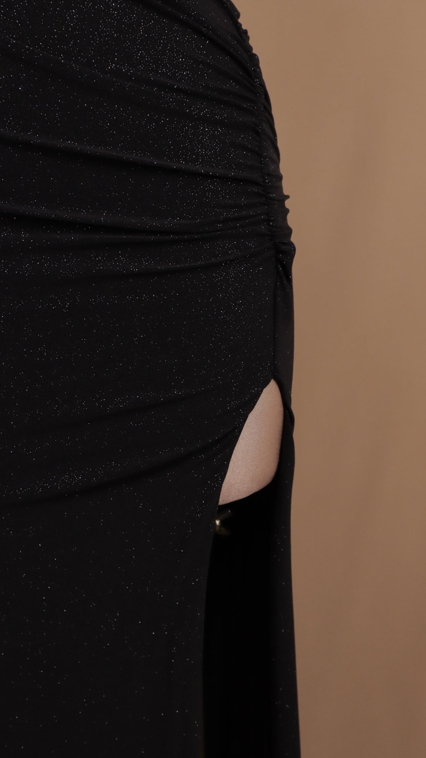 Vestido largo asimétrico con escote en la espalda y destellos