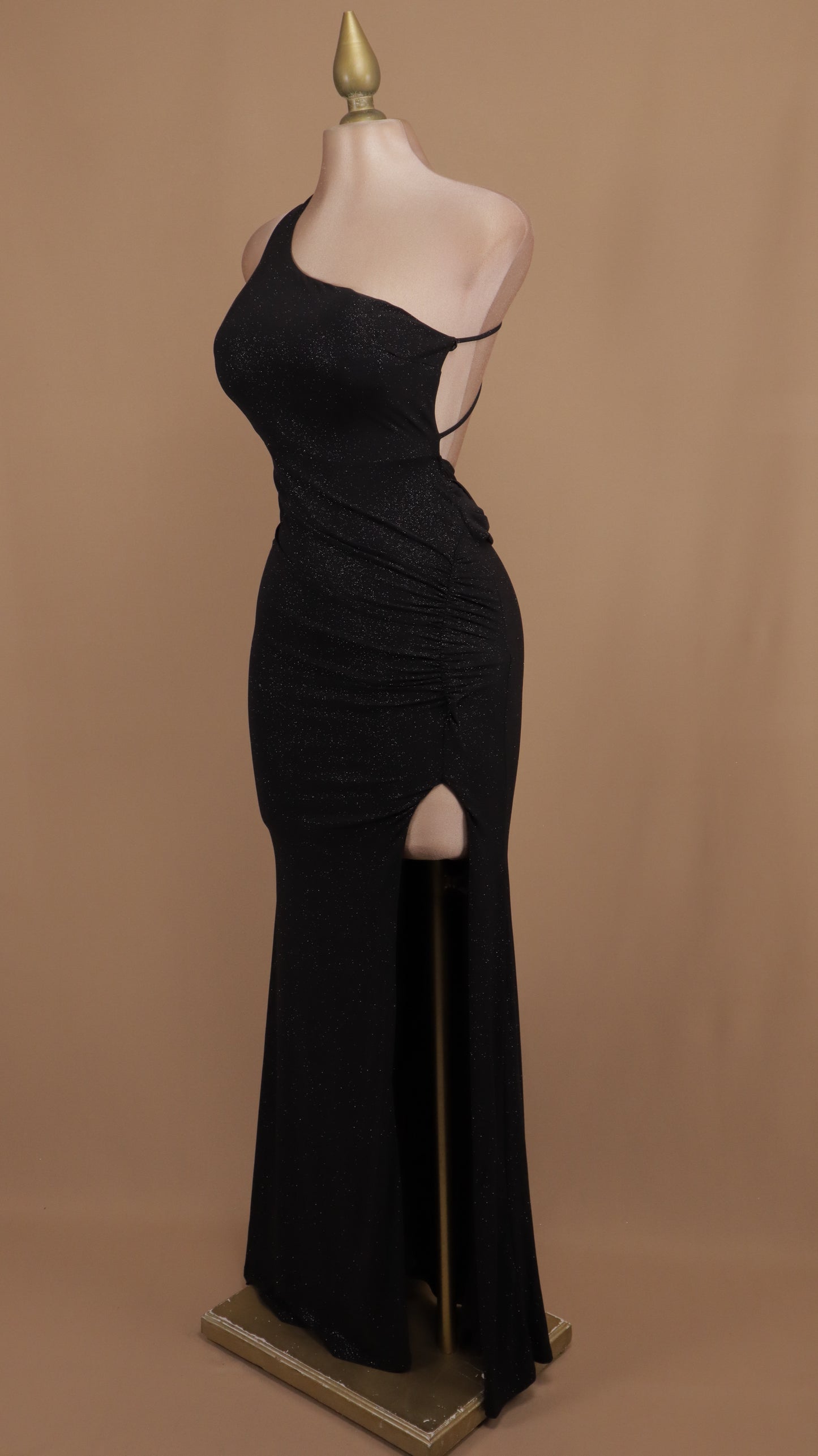 Vestido largo asimétrico con escote en la espalda y destellos