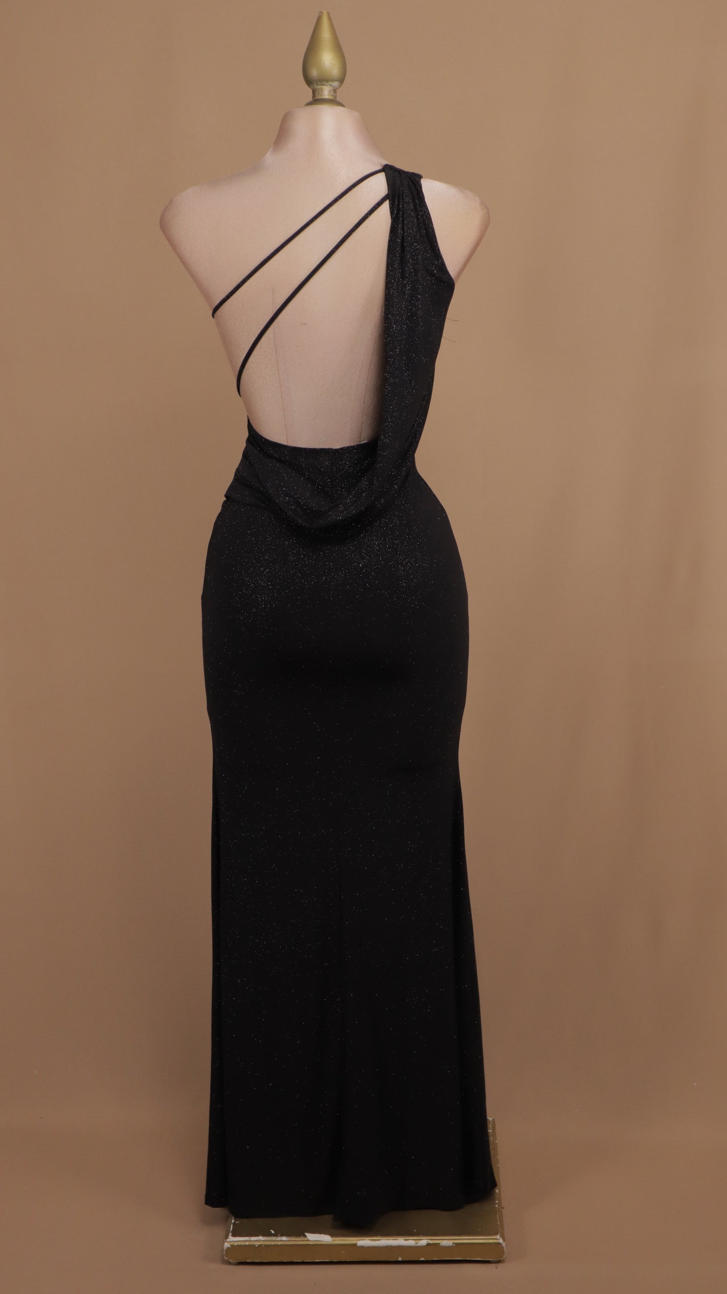 Vestido largo asimétrico con escote en la espalda y destellos