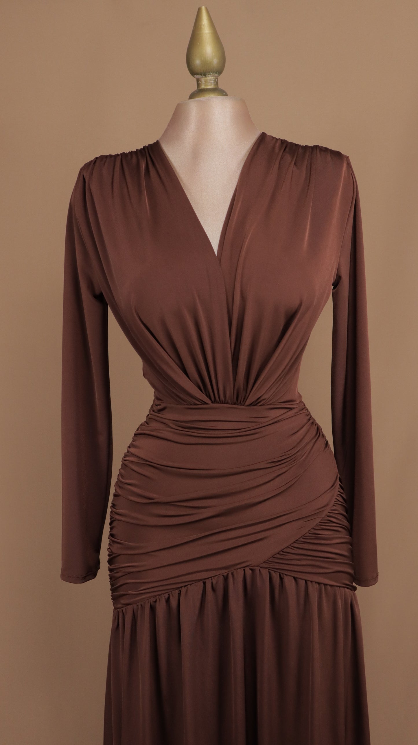 Vestido largo de licra manga larga escote en V