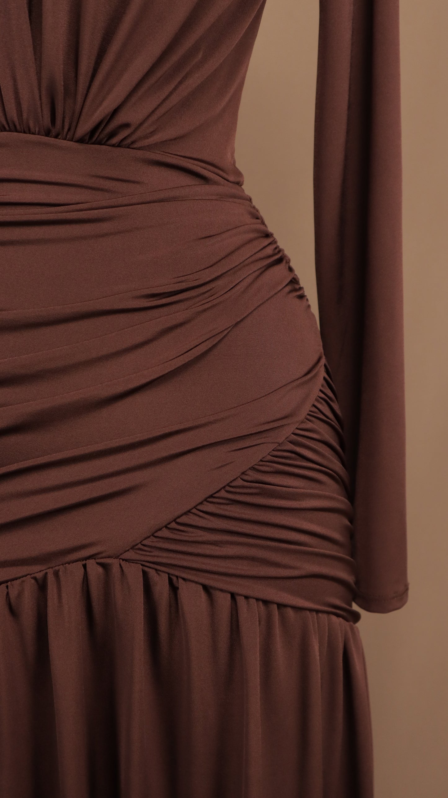 Vestido largo de licra manga larga escote en V