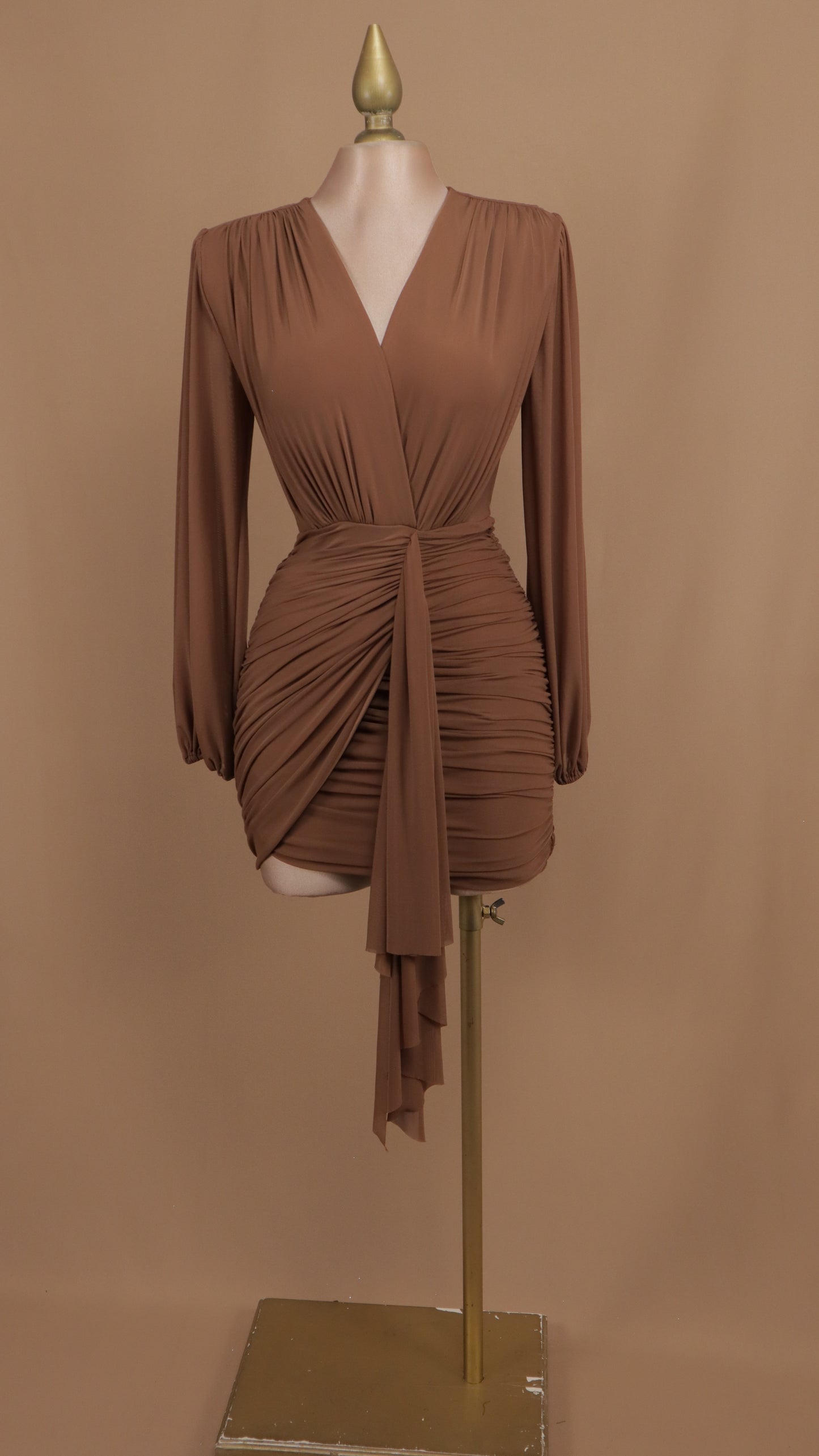 Vestido corto manga larga con escote en V y fresco