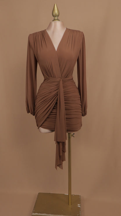 Vestido corto manga larga con escote en V y fresco