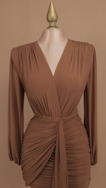 Vestido corto manga larga con escote en V y fresco