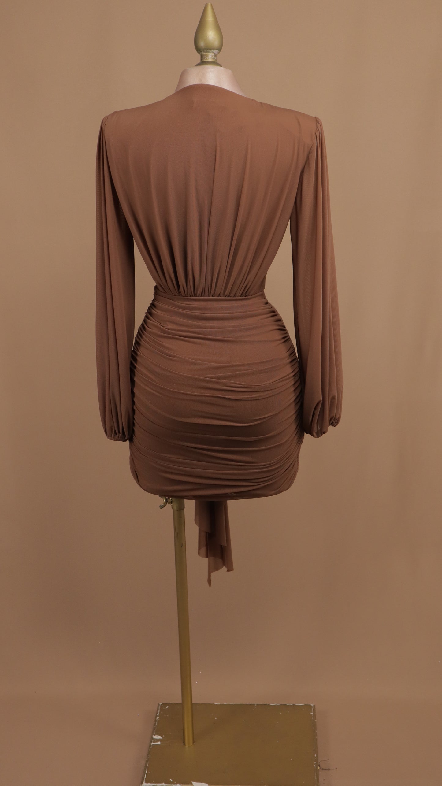 Vestido corto manga larga con escote en V y fresco