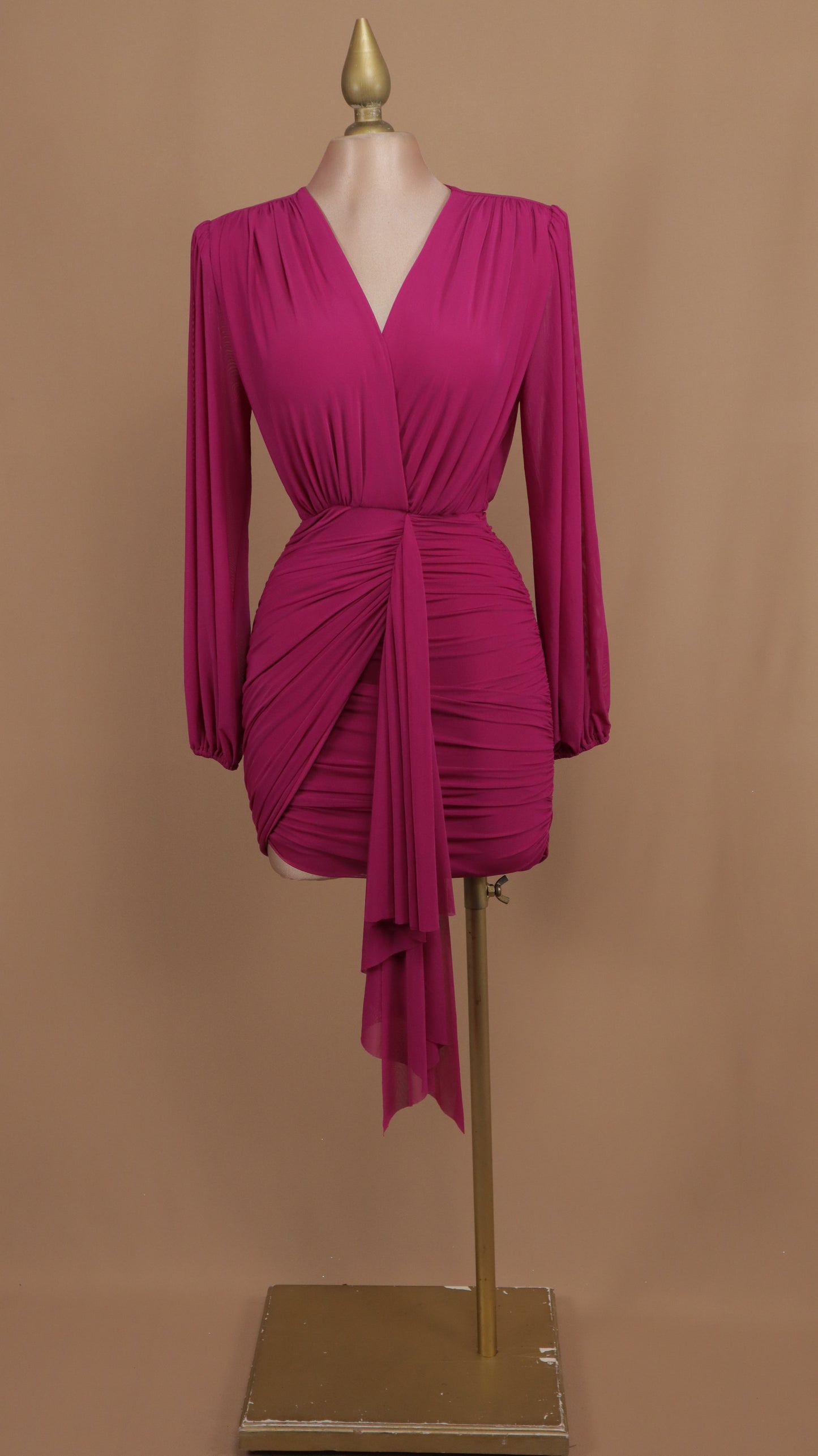 Vestido corto manga larga con escote en V y fresco