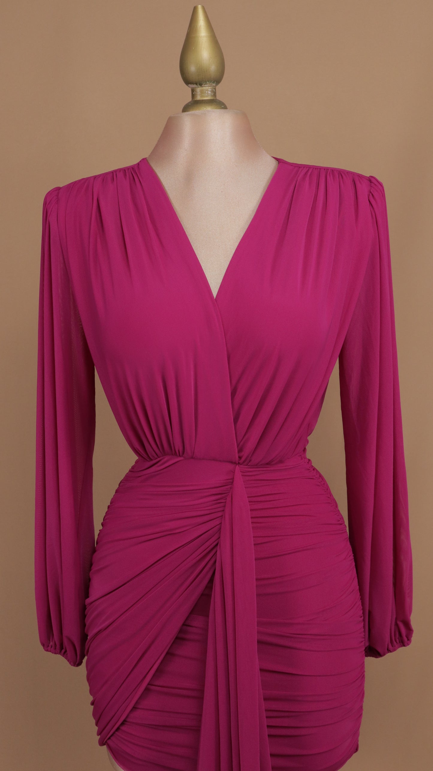 Vestido corto manga larga con escote en V y fresco