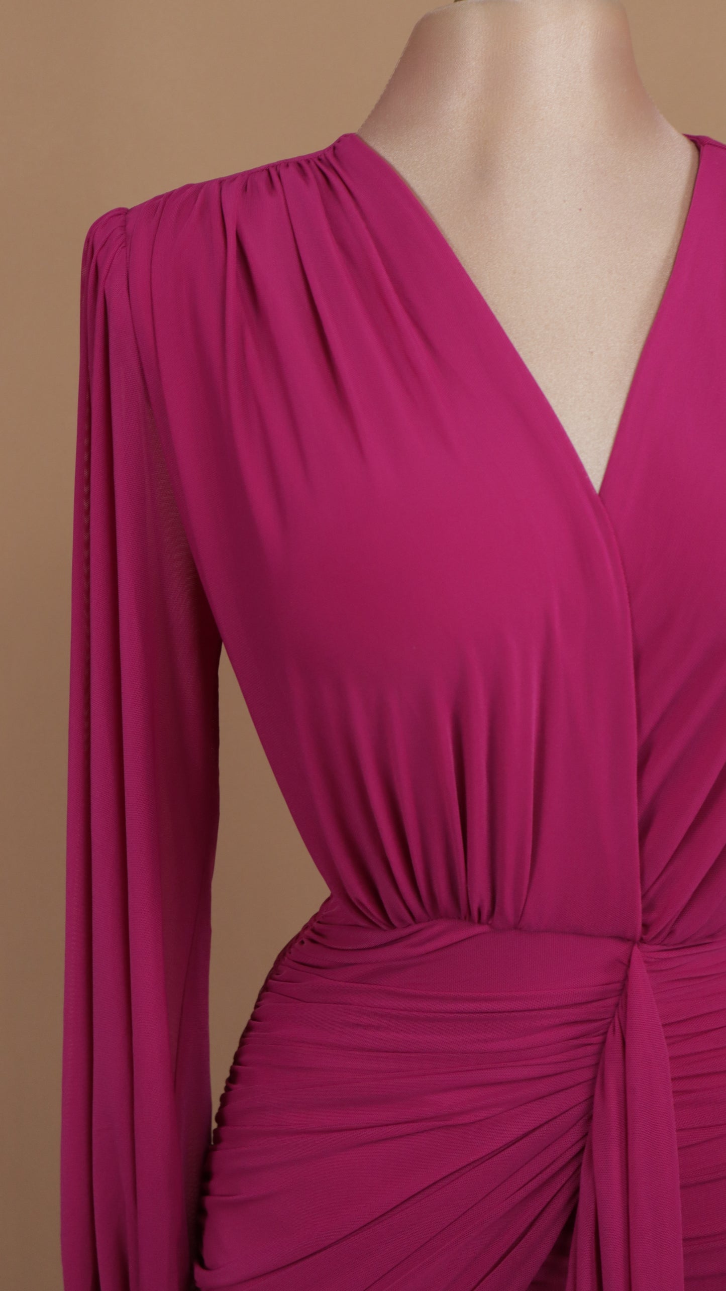 Vestido corto manga larga con escote en V y fresco