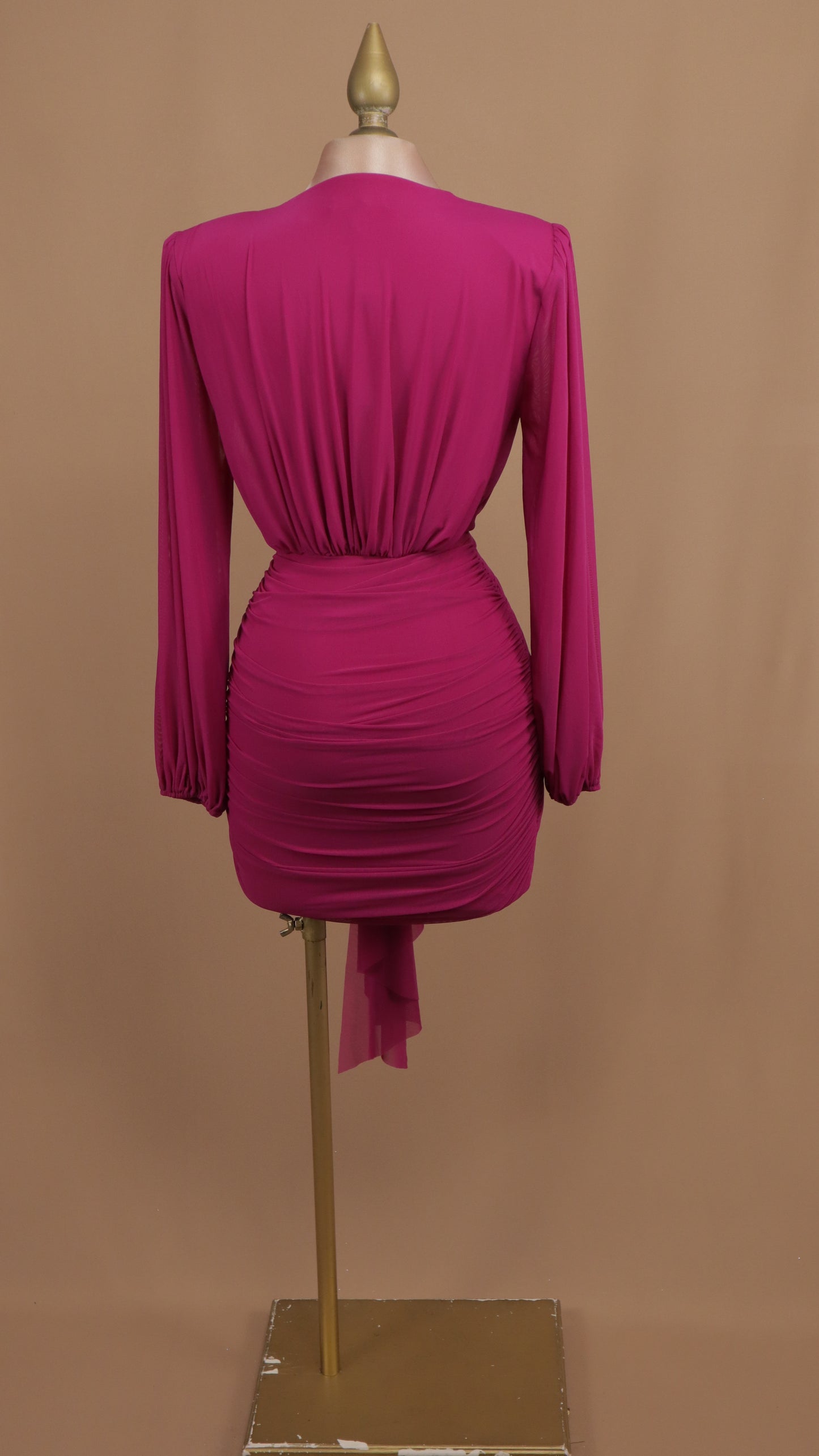 Vestido corto manga larga con escote en V y fresco